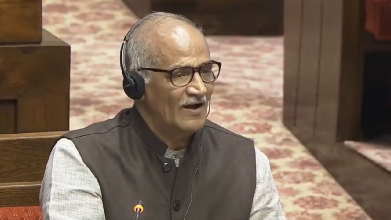 ಬೆಂಚ್ ಮೇಲೆ ಕಾಲಿಟ್ಟು ರಾಜ್ಯಸಭೆಯಲ್ಲಿ ಮಾತಾಡಿದ ಸದಸ್ಯ!: ಸತ್ಯ ತಿಳಿಯಲು ಈ ವಿಡಿಯೋ ನೋಡಿ ಬೆಂಚ್ ಮೇಲೆ ಕಾಲಿಟ್ಟು ರಾಜ್ಯಸಭೆಯಲ್ಲಿ ಮಾತಾಡಿದ ಸದಸ್ಯ!: ಸತ್ಯ ತಿಳಿಯಲು ಈ ವಿಡಿಯೋ ನೋಡಿ