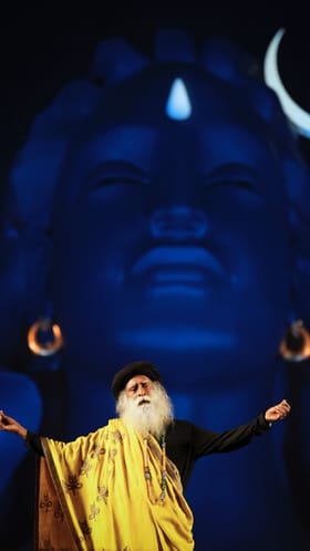 ಶಿವರಾತ್ರಿ ವೇಳೆ ಮೈ ಮರೆತು ಸದ್ಗುರು ನೃತ್ಯ