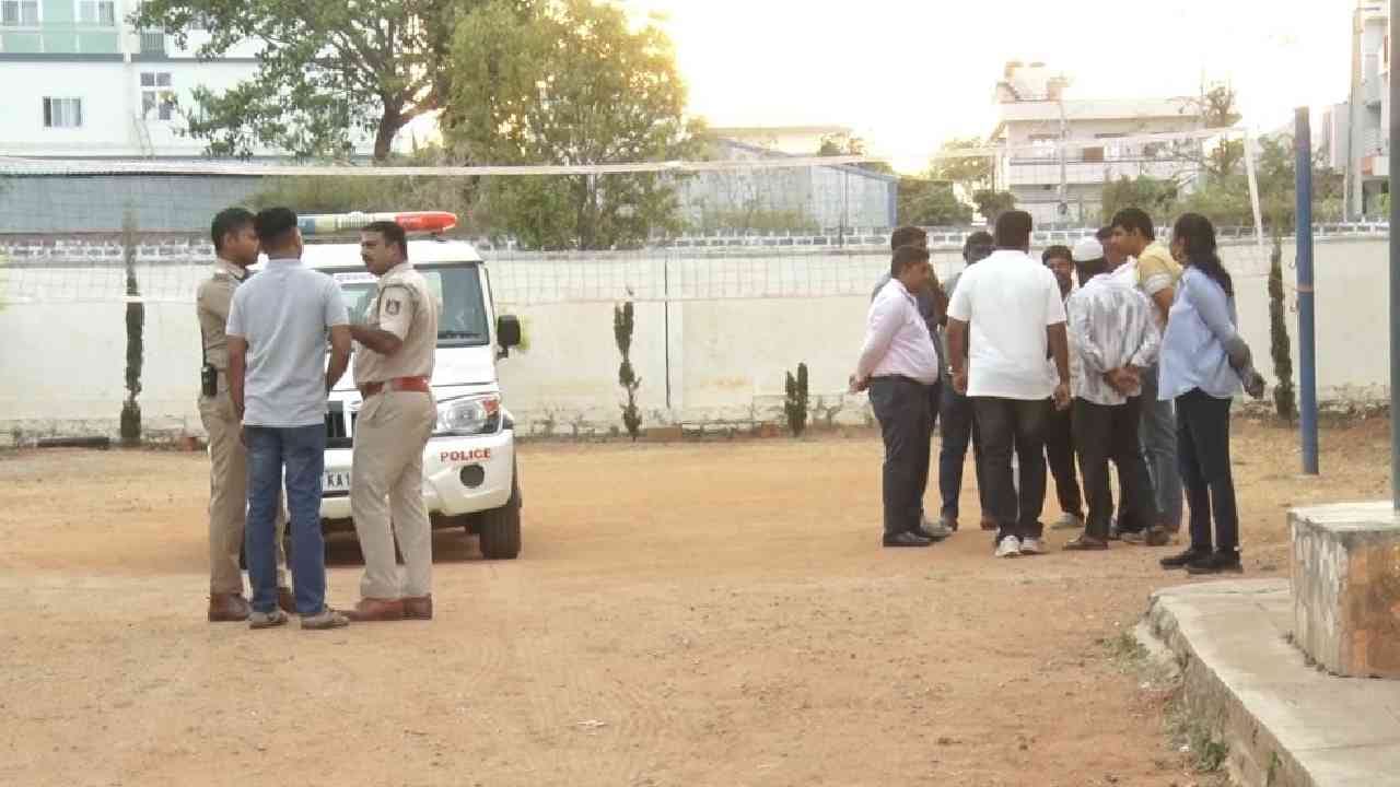 ಚಿಕ್ಕಮಗಳೂರಿನಲ್ಲಿ ನೈತಿಕ ಪೊಲೀಸ್ ಗಿರಿ: ಮುಸ್ಲಿಂ ಹುಡುಗಿ ಪಕ್ಕ ಕುಳಿತ್ತಿದ್ದಕ್ಕೆ ಹಿಂದೂ ಯುವಕರ ಮೇಲೆ ಹಲ್ಲೆ ಚಿಕ್ಕಮಗಳೂರಿನಲ್ಲಿ ನೈತಿಕ ಪೊಲೀಸ್ ಗಿರಿ: ಮುಸ್ಲಿಂ ಹುಡುಗಿ ಪಕ್ಕ ಕುಳಿತ್ತಿದ್ದಕ್ಕೆ ಹಿಂದೂ ಯುವಕರ ಮೇಲೆ ಹಲ್ಲೆ