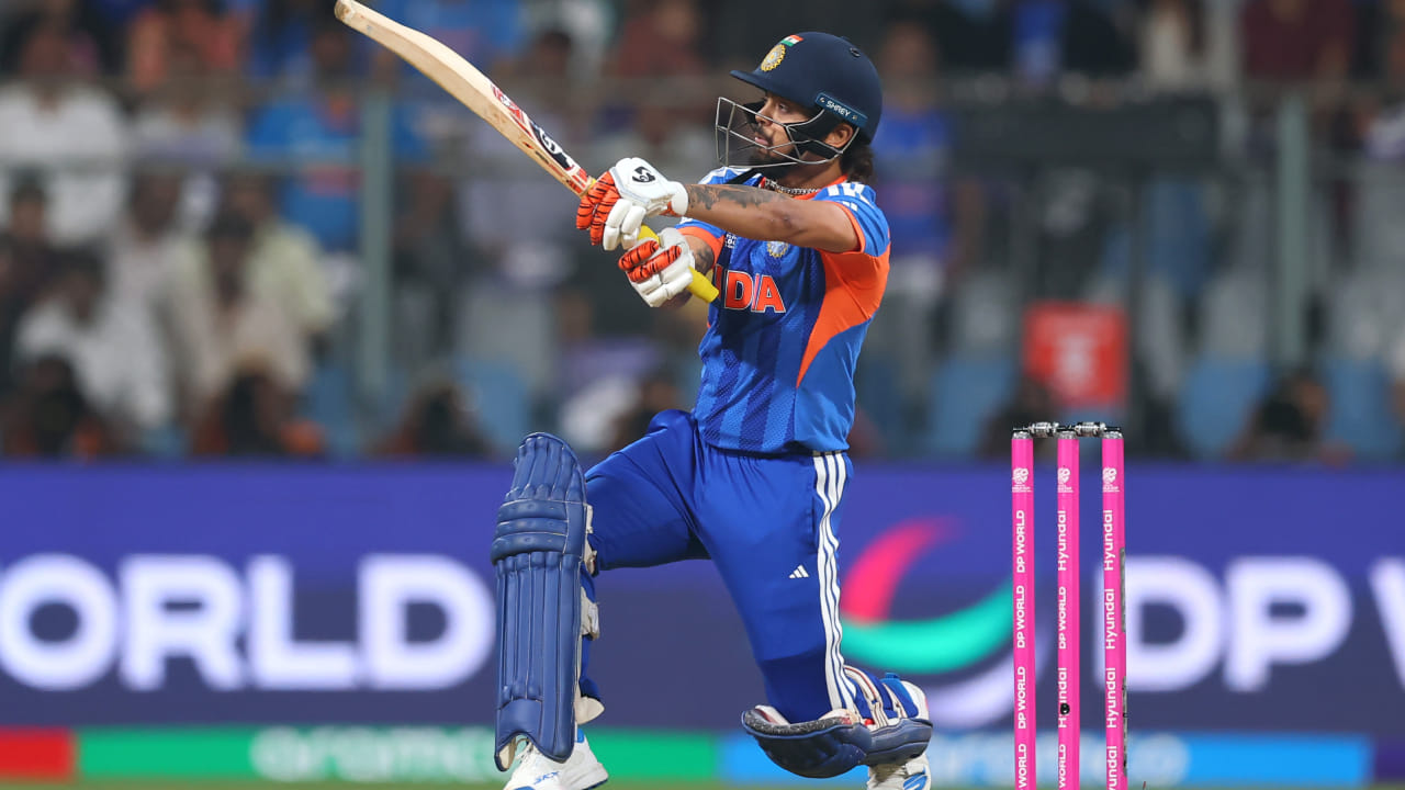 ಸಂಜು ವಿಕೆಟ್ ಪತನದ ಬಳಿಕ ತಂಡದ ಇನ್ನಿಂಗ್ಸ್ ನಿಭಾಯಿಸುವ ಜವಾಬ್ದಾರಿ ಹೊತ್ತ ಇಶಾನ್ ಕಿಶನ್ ಸಿಕ್ಸರ್​ಗಳ ಮಳೆ ಸುರಿಸಲಾರಂಭಿಸಿದರು. ಇದರ ಪರಿಣಾಮವಾಗಿ ಕಿಶನ್ ಕೇವಲ 20 ಎಸೆತಗಳಲ್ಲಿ 5 ಬೌಂಡರಿ ಮತ್ತು 4 ಸಿಕ್ಸರ್‌ಗಳ ಸಹಾಯದಿಂದ ಅರ್ಧಶತಕ ಪೂರೈಸಿದರು. ಬರೋಬ್ಬರಿ 250 ರ ಸ್ಟ್ರೈಕ್ ರೇಟ್​ನಲ್ಲಿ ಬ್ಯಾಟ್ ಬೀಸಿದ ಕಿಶನ್, ಪವರ್ ಪ್ಲೇನಲ್ಲಿಯೇ ತಂಡವನ್ನು 86 ರನ್​ಗಳಿಗೆ ಕೊಂಡೊಯ್ದರು.