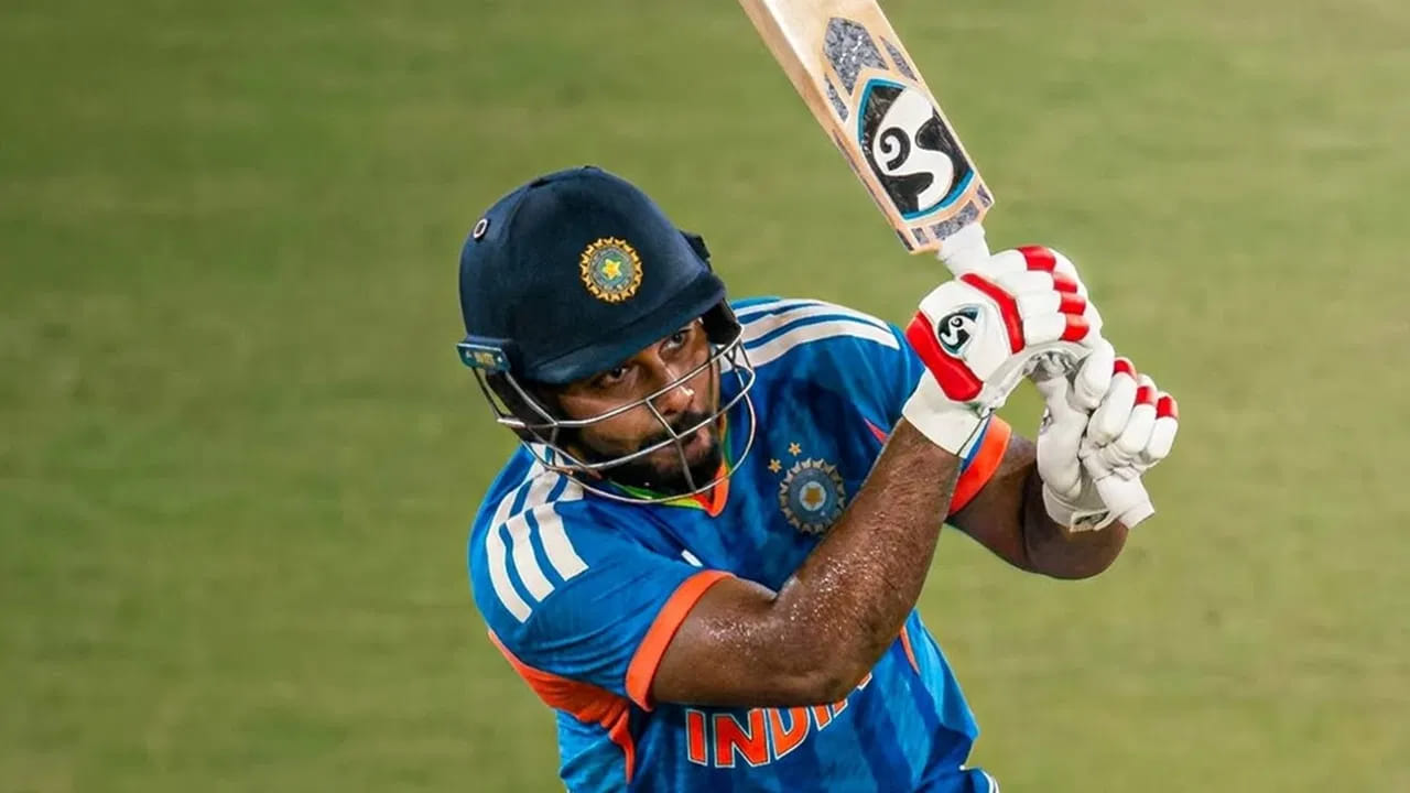 ವಾಸ್ತವವಾಗಿ ನಾಳೆ ಅಂದರೆ ಫೆಬ್ರವರಿ 4 ರ ಬುಧವಾರದಂದು ನವಿ ಮುಂಬೈನಲ್ಲಿ ದಕ್ಷಿಣ ಆಫ್ರಿಕಾ ವಿರುದ್ಧ ಟೀಂ ಇಂಡಿಯಾ ಅಭ್ಯಾಸ ಪಂದ್ಯವನ್ನು ಆಡಲಿದೆ. ಇದು ಅಭ್ಯಾಸ ಪಂದ್ಯವಾಗಿದ್ದರೂ, ಈ ಪಂದ್ಯದ ಎಲ್ಲಾ ಟಿಕೆಟ್ಗಳು ಈಗಾಗಲೇ ಮಾರಾಟವಾಗಿವೆ. ವರದಿಗಳ ಪ್ರಕಾರ, 35,000 ಟಿಕೆಟ್ಗಳು ಮಾರಾಟವಾಗಿವೆ, ಅಂದರೆ ಹೌಸ್ ಫುಲ್ ಆಗುವ ಸಾಧ್ಯತೆಯಿದೆ. ಈ ಪಂದ್ಯದಲ್ಲಿ ಸಂಜು ಸ್ಯಾಮ್ಸನ್ಗೆ ಆಡುವ ಅವಕಾಶ ನೀಡಬಹುದು. ದಕ್ಷಿಣ ಆಫ್ರಿಕಾ ವಿರುದ್ಧ ಅವರು ಸ್ಫೋಟಕ ಇನ್ನಿಂಗ್ಸ್ ಆಡಿದರೆ, ಅವರಿಗೆ ಆಡುವ ಹನ್ನೊಂದರ ಬಳಗದಲ್ಲಿ ಸ್ಥಾನ ಸಿಗಬಹುದು.