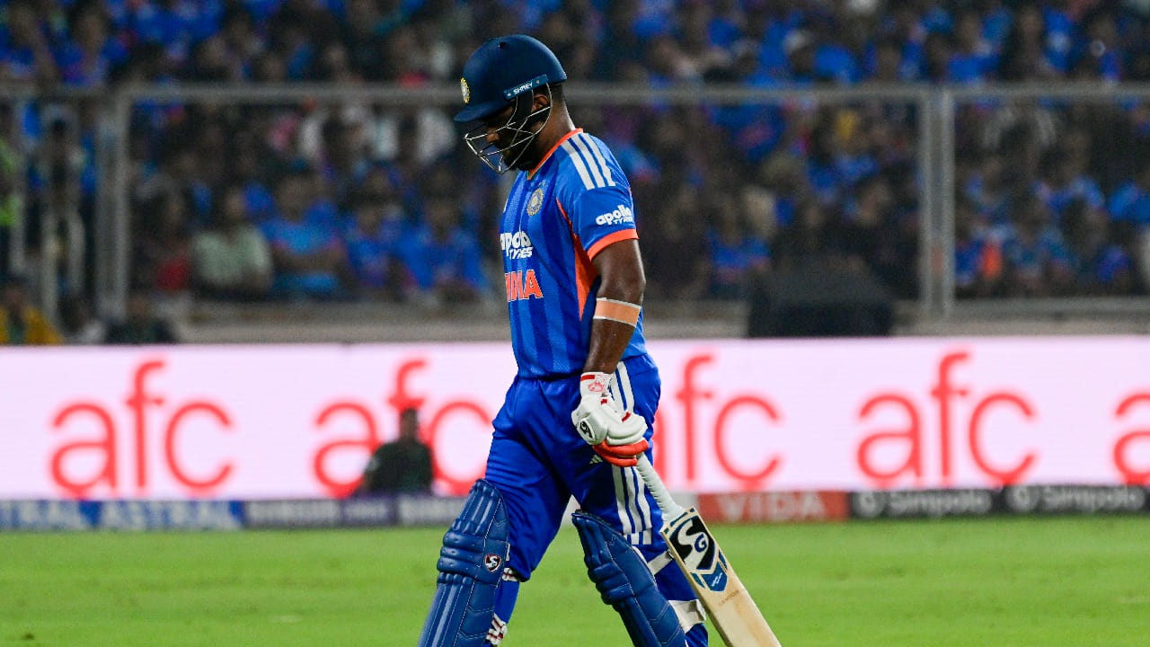 ನ್ಯೂಜಿಲೆಂಡ್ ವಿರುದ್ಧದ ಐದು ಪಂದ್ಯಗಳ ಟಿ20 ಸರಣಿಯಲ್ಲಿ ಸಂಜು ಸ್ಯಾಮ್ಸನ್ ಕಳಪೆ ಪ್ರದರ್ಶನ ನೀಡಿದ್ದರು. ಐದು ಪಂದ್ಯಗಳಲ್ಲಿ 9.2 ಬ್ಯಾಟಿಂಗ್ ಸರಾಸರಿಯೊಂದಿಗೆ ಕೇವಲ 46 ರನ್ ಗಳಿಸಿದ್ದರು. ಮತ್ತೊಂದೆಡೆ, ಇಶಾನ್ ಕಿಶನ್ ನಾಲ್ಕು ಪಂದ್ಯಗಳಲ್ಲಿ 53.75 ಸರಾಸರಿಯಲ್ಲಿ 215 ರನ್ ಗಳಿಸುವ ಮೂಲಕ ಆಡುವ XI ನಲ್ಲಿ ತಮ್ಮ ಹಕ್ಕು ಬಲಪಡಿಸಿಕೊಂಡಿದ್ದಾರೆ.