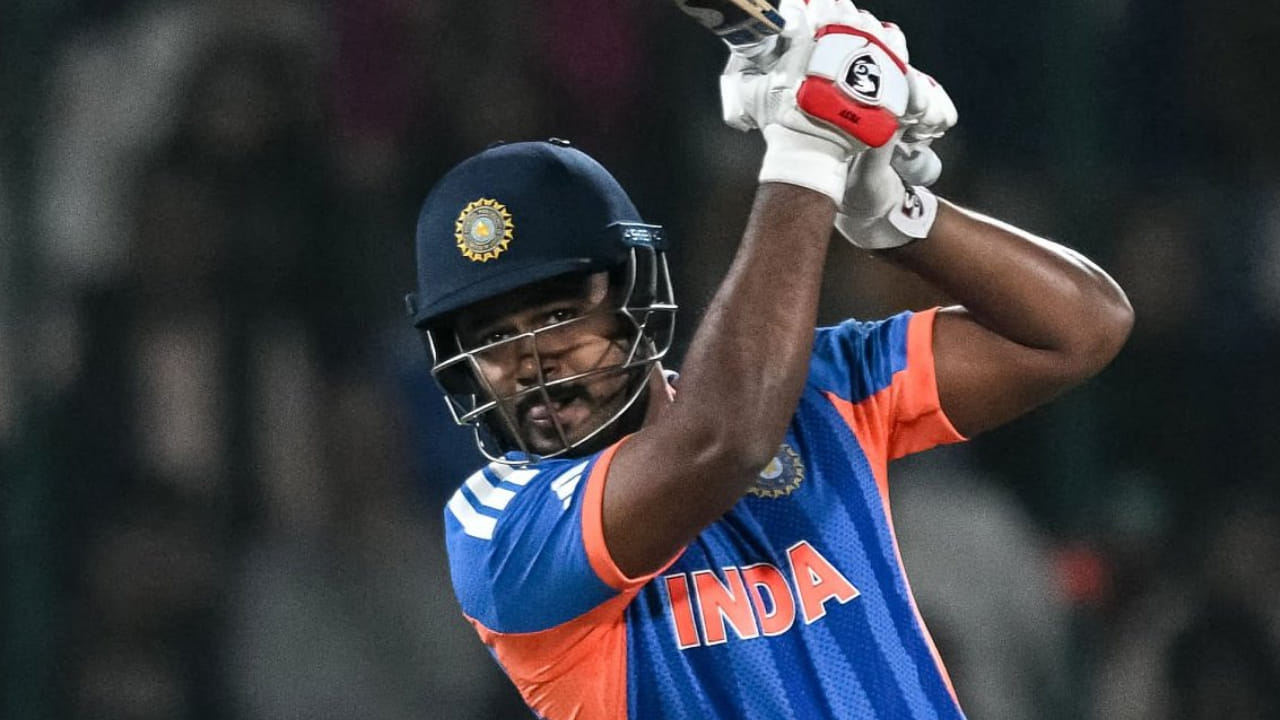 ನಮೀಬಿಯಾ ವಿರುದ್ಧ ದೆಹಲಿಯ ಅರುಣ್ ಜೇಟ್ಲಿ ಮೈದಾನದಲ್ಲಿ ನಡೆದ 2026 ರ ಟಿ20 ವಿಶ್ವಕಪ್​ನ 18ನೇ ಪಂದ್ಯದಲ್ಲಿ ಟಾಸ್ ಸೋತ ಭಾರತ ಮೊದಲು ಬ್ಯಾಟಿಂಗ್‌ ಮಾಡಿತು. ಅದರಂತೆ ತಂಡದ ಪರ ಸಂಜು ಸ್ಯಾಮ್ಸನ್ ಹಾಗೂ ಇಶಾನ್ ಕಿಶನ್ ಆರಂಭಿಕರಾಗಿ ಇನ್ನಿಂಗ್ಸ್ ಆರಂಭಿಸಿದರು. ಅಭಿಷೇಕ್ ಬದಲಿಯಾಗಿ ಬಂದಿದ್ದ ಸಂಜು 22 ರನ್ ಬಾರಿಸಿ ಔಟಾದರು.