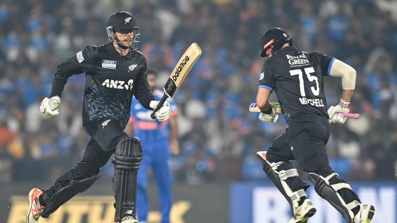 ಲಂಕಾ ವಿರುದ್ಧ ಮೊದಲು ಬ್ಯಾಟಿಂಗ್‌ ಮಾಡಿದ ನ್ಯೂಜಿಲೆಂಡ್ 6 ವಿಕೆಟ್‌ಗೆ 84 ರನ್ ಗಳಿಸಿತ್ತು. ಈ ವೇಳೆ ಜೊತೆಯಾದ ಮಿಚೆಲ್ ಸ್ಯಾಂಟ್ನರ್ ಮತ್ತು ಮೆಕ್‌ಕಾಂಚಿ 47 ಎಸೆತಗಳಲ್ಲಿ 84 ರನ್‌ಗಳ ಜೊತೆಯಾಟ ಕಟ್ಟಿದರು. ಇದರ ಪರಿಣಾಮವಾಗಿ ಒಂದು ಹಂತದಲ್ಲಿ ತತ್ತರಿಸುತ್ತಿದ್ದ ನ್ಯೂಜಿಲೆಂಡ್‌ನ ಇನ್ನಿಂಗ್ಸ್ 20 ಓವರ್‌ಗಳಲ್ಲಿ 7 ವಿಕೆಟ್‌ಗೆ 168 ರನ್ ಗಳಿಸಿತು.