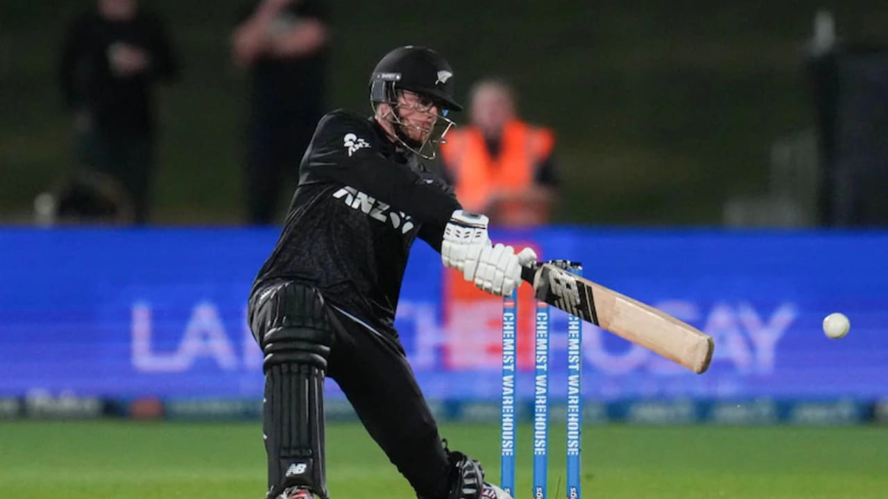  ಮಿಚೆಲ್ ಸ್ಯಾಂಟ್ನರ್ ಮತ್ತು ಮೆಕ್‌ಕಾಂಚಿ ನಡುವಿನ  84 ರನ್​ಗಳ ಪಾಲುದಾರಿಕೆಯು ನ್ಯೂಜಿಲೆಂಡ್ ಪರ ಏಳನೇ ವಿಕೆಟ್‌ಗೆ ದಾಖಲಾದ ಅತಿದೊಡ್ಡ ಜೊತೆಯಾಟವೆಂಬ ದಾಖಲೆಯನ್ನು ನಿರ್ಮಿಸಿತು. ಈ ಹಿಂದೆ ಮಿಚೆಲ್ ಸ್ಯಾಂಟ್ನರ್ ಮತ್ತು ಇಶ್ ಸೋಧಿ ನಡುವೆ ದಾಖಲಾಗಿದ್ದ 24 ರನ್‌ಗಳ ಜೊತೆಯಾಟ ಇದುವರೆಗಿನ ದಾಖಲೆಯಾಗಿತ್ತು.