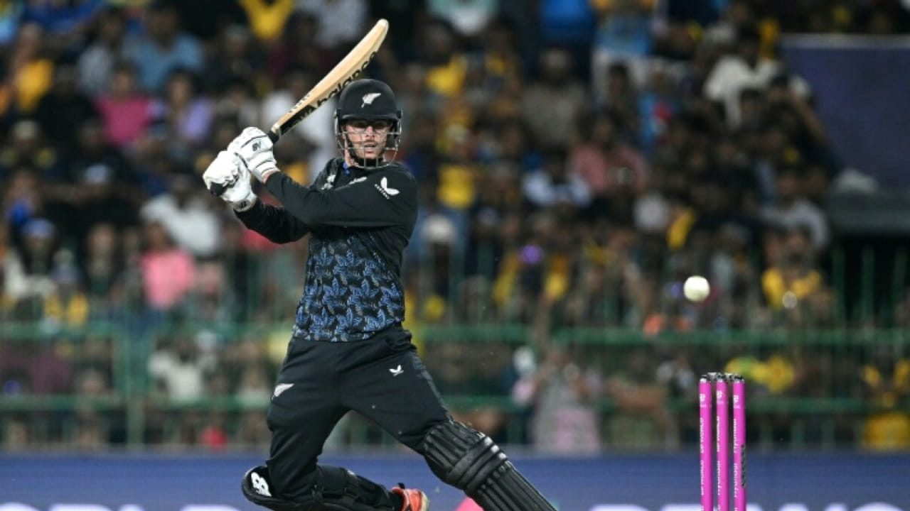 ಶ್ರೀಲಂಕಾ ವಿರುದ್ಧ 47 ರನ್‌ಗಳ ಇನ್ನಿಂಗ್ಸ್‌ ಆಡುವ ಮೂಲಕ ಮಿಚೆಲ್ ಸ್ಯಾಂಟ್ನರ್ ಟಿ20 ಅಂತರರಾಷ್ಟ್ರೀಯ ಪಂದ್ಯಗಳಲ್ಲಿ 1,000 ರನ್‌ಗಳನ್ನು ಪೂರ್ಣಗೊಳಿಸಿದರು. ಸ್ಯಾಂಟ್ನರ್ ತಮ್ಮ ಇನ್ನಿಂಗ್ಸ್‌ನ 26 ನೇ ರನ್ ಗಳಿಸಿದ ತಕ್ಷಣ ಈ ಮೈಲಿಗಲ್ಲು ತಲುಪಿದರು. ಮಿಚೆಲ್ ಸ್ಯಾಂಟ್ನರ್ ಈಗ 132 ಪಂದ್ಯಗಳಿಂದ 88 ಇನ್ನಿಂಗ್ಸ್‌ಗಳಲ್ಲಿ 1,021 ರನ್‌ಗಳನ್ನು ಗಳಿಸಿದ್ದಾರೆ. ಟಿ20 ಅಂತರರಾಷ್ಟ್ರೀಯ ಪಂದ್ಯಗಳಲ್ಲಿ 1,000 ಕ್ಕೂ ಹೆಚ್ಚು ರನ್‌ಗಳನ್ನು ಗಳಿಸಿದ 13 ನೇ ನ್ಯೂಜಿಲೆಂಡ್ ಆಟಗಾರ ಎಂಬ ಹೆಗ್ಗಳಿಕೆಗೂ ಸ್ಯಾಂಟ್ನರ್ ಪಾತ್ರರಾಗಿದ್ದಾರೆ.