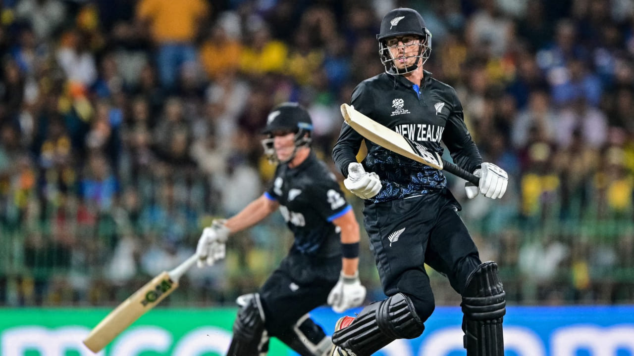 ಶ್ರೀಲಂಕಾ ವಿರುದ್ಧದ ಟಿ20 ವಿಶ್ವಕಪ್ ಸೂಪರ್ 8 ಪಂದ್ಯದಲ್ಲಿ ನ್ಯೂಜಿಲೆಂಡ್ ನಾಯಕ ಮಿಚೆಲ್ ಸ್ಯಾಂಟ್ನರ್ ನಿರ್ಣಾಯಕ ಇನ್ನಿಂಗ್ಸ್ ಆಡುವ ಮೂಲಕ ತಂಡವನ್ನು ಸಂಕಷ್ಟದಿಂದ ಪಾರು ಮಾಡಿದರು. ಶ್ರೀಲಂಕಾ ವಿರುದ್ಧ, ನ್ಯೂಜಿಲೆಂಡ್ 84 ರನ್‌ಗಳಿಗೆ ಆರು ವಿಕೆಟ್‌ಗಳನ್ನು ಕಳೆದುಕೊಂಡಿದ್ದಾಗ ಕ್ರೀಸ್​ಗೆ ಬಂದ ಮಿಚೆಲ್ ಸ್ಯಾಂಟ್ನರ್, ಎಂಟನೇ ಕ್ರಮಾಂಕದ ಬ್ಯಾಟ್ಸ್‌ಮನ್ ಕೋಲ್ ಮೆಕ್‌ಕಾಂಚಿ ಅವರೊಂದಿಗೆ ನಿರ್ಣಾಯಕ ಜೊತೆಯಾಟವನ್ನಾಡಿದಲ್ಲದೆ ದಾಖಲೆಯನ್ನು ಸಹ ಮುರಿದರು.
