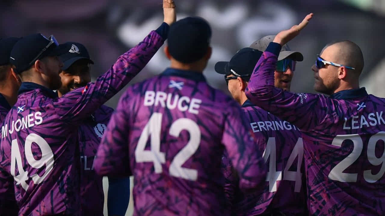 T20 World Cup: ಬದಲಿ ತಂಡವಾಗಿ ಬಂದು ಈ ಆವೃತ್ತಿಯ ಮೊದಲ ದ್ವಿಶತಕ ಬಾರಿಸಿದ ಸ್ಕಾಟ್ಲೆಂಡ್ T20 World Cup: ಬದಲಿ ತಂಡವಾಗಿ ಬಂದು ಈ ಆವೃತ್ತಿಯ ಮೊದಲ ದ್ವಿಶತಕ ಬಾರಿಸಿದ ಸ್ಕಾಟ್ಲೆಂಡ್