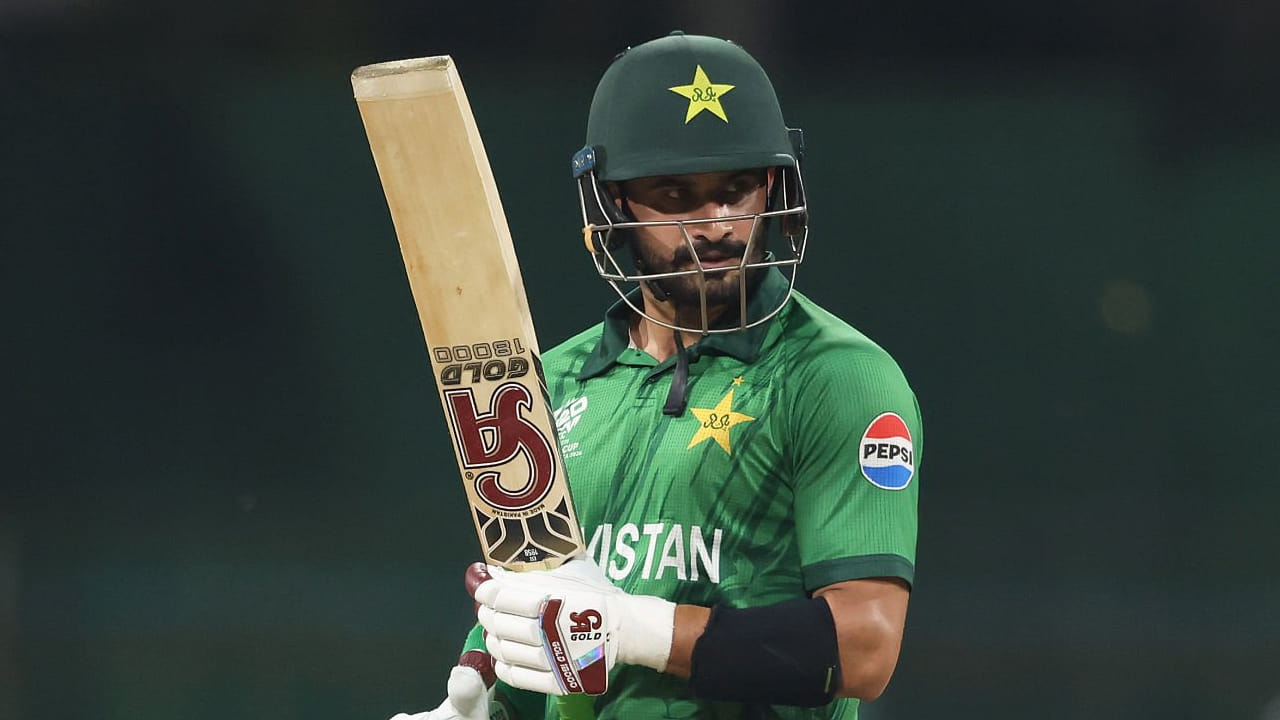 ಶ್ರೀಲಂಕಾದ ಪಲ್ಲೆಕೆಲೆ ಇಂಟರ್​ನ್ಯಾಷನಲ್ ಸ್ಟೇಡಿಯಂನಲ್ಲಿ ನಡೆದ ಇಂಗ್ಲೆಂಡ್​ ವಿರುದ್ಧದ ಸೂಪರ್-8 ಪಂದ್ಯದಲ್ಲಿ ಆರಂಭಿಕನಾಗಿ ಕಣಕ್ಕಿಳಿದ ಸಾಹಿಬ್​ಝಾದ ಫರ್ಹಾನ್ 45 ಎಸೆತಗಳಲ್ಲಿ 2 ಸಿಕ್ಸ್ ಹಾಗೂ 7 ಫೋರ್​ಗಳೊಂದಿಗೆ 63 ರನ್​ ಬಾರಿಸಿದ್ದಾರೆ.