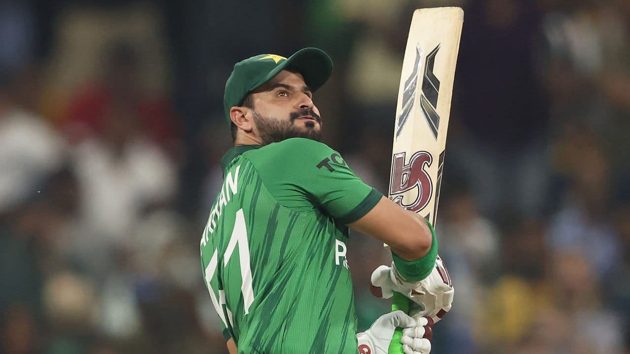 ಈ 63 ರನ್​ಗಳೊಂದಿಗೆ ಸಾಹಿಬ್​ಝಾದ ಫರ್ಹಾನ್ ಈ ಬಾರಿಯ ವಿಶ್ವಕಪ್​ನಲ್ಲಿ ಅತ್ಯಧಿಕ ರನ್ ಕಲೆಹಾಕಿದ ಬ್ಯಾಟರ್​ಗಳ ಪಟ್ಟಿಯಲ್ಲಿ ಅಗ್ರಸ್ಥಾನಕ್ಕೇರಿದ್ದಾರೆ. ಈವರೆಗೆ 5 ಇನಿಂಗ್ಸ್ ಆಡಿರುವ ಸಾಹಿಬ್ ಒಟ್ಟು 283 ರನ್​ಗಳಿಸಿದ್ದಾರೆ. ಈ ಮೂಲಕ ಕಿಂಗ್ ಕೊಹ್ಲಿಯ ಐತಿಹಾಸಿಕ ದಾಖಲೆಯತ್ತ ದಾಪುಗಾಲಿಟ್ಟಿದ್ದಾರೆ.