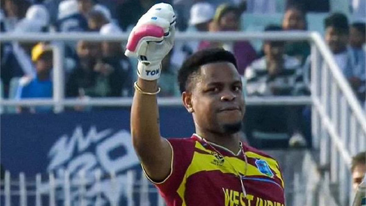 ಇದೀಗ ಈ ದಾಖಲೆಯನ್ನು ಮುರಿದು ಶಿಮ್ರಾನ್ ಹೆಟ್ಮೆಯರ್ ಹೊಸ ಇತಿಹಾಸ ನಿರ್ಮಿಸಿದ್ದಾರೆ. ಸ್ಕಾಟ್ಲೆಂಡ್ ವಿರುದ್ಧ ಕೇವಲ 22 ಎಸೆತಗಳಲ್ಲಿ ಹಾಫ್ ಸೆಂಚುರಿ ಸಿಡಿಸಿ ಟಿ20 ವಿಶ್ವಕಪ್​ನಲ್ಲಿ ಅತೀ ವೇಗದ ಅರ್ಧಶತಕ ಬಾರಿಸಿದ ಕೆರಿಬಿಯನ್ ದಾಂಡಿಗ ಎನಿಸಿಕೊಂಡಿದ್ದಾರೆ.