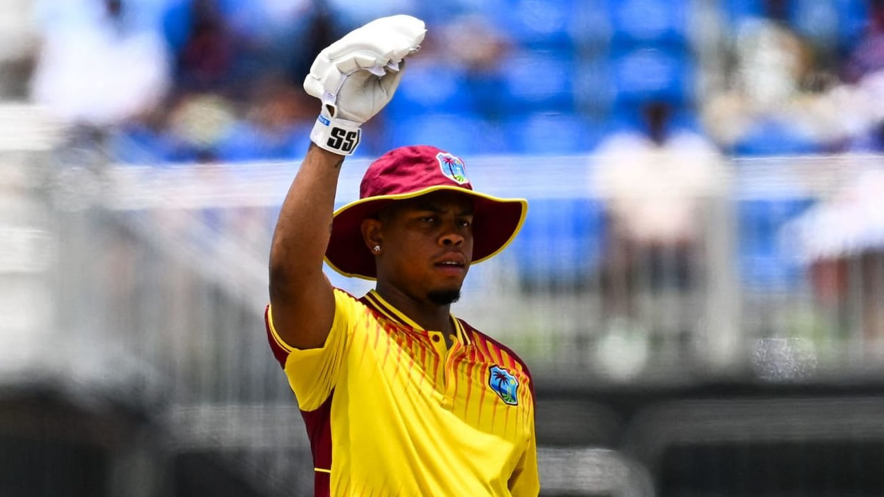 ಈ ಸ್ಫೋಟಕ ಅರ್ಧಶತಕದೊಂದಿಗೆ ವೆಸ್ಟ್ ಇಂಡೀಸ್ ಪರ ಟಿ20 ವಿಶ್ವಕಪ್​​ನಲ್ಲಿ ಅತೀ ವೇಗದ ಹಾಫ್ ಸೆಂಚುರಿ ಸಿಡಿಸಿದ ಬ್ಯಾಟರ್ ಎಂಬ ದಾಖಲೆಯನ್ನು ಶಿಮ್ರಾನ್ ಹೆಟ್ಮೆಯರ್ ತಮ್ಮದಾಗಿಸಿಕೊಂಡಿದ್ದಾರೆ. ಇದಕ್ಕೂ ಮುನ್ನ ಈ ಭರ್ಜರಿ ದಾಖಲೆ ಕ್ರಿಸ್ ಗೇಲ್ ಹೆಸರಿನಲ್ಲಿತ್ತು.