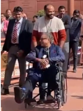 ಸಂಸತ್​​​ನಲ್ಲಿ ಜಾರಿ ಬಿದ್ದು ಕಾಲಿಗೆ ಪೆಟ್ಟು ಮಾಡಿಕೊಂಡ ಶಶಿ ತರೂರ್