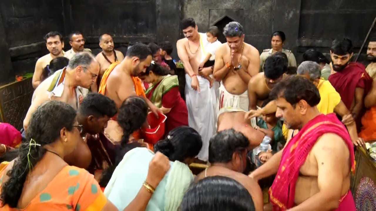 ಉತ್ತರ ಕನ್ನಡ ಜಿಲ್ಲೆಯ ಮುರುಡೇಶ್ವರ ದೇವಾಲಯದಲ್ಲಿ ಮಹಾಶಿವರಾತ್ರಿ ಜಾಗರಣೋತ್ಸವ ಭಕ್ತಿ ಸಂಭ್ರಮದಿಂದ ಜರುಗಿತು. ಈಶ್ವರನಿಗೆ ಬಿಲ್ಪತ್ರೆ ಸೇವೆ, ಕ್ಷೀರಾಭಿಷೇಕ ಸೇರಿದಂತೆ ವಿವಿಧ ವಿಶೇಷ ಪೂಜೆಗಳು ನಡೆದವು. ರಾತ್ರಿಯಿಡೀ ಶಿವನಾಮ ಸ್ಮರಣೆ ಮಾಡಿ ಭಕ್ತರು ಖುಷಿ ಪಟ್ಟರು.