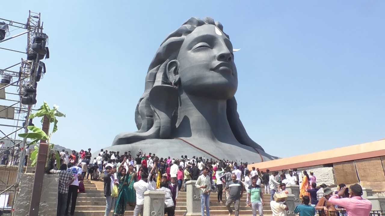 ಚಿಕ್ಕಬಳ್ಳಾಪುರದ ಅವಲಗುರ್ಕಿ ಗ್ರಾಮದಲ್ಲಿರುವ ಇಶಾ ಫೌಂಡೇಶನ್ನಲ್ಲಿ ಶಿವರಾತ್ರಿ ಪ್ರಯುಕ್ತ ಭಕ್ತರ ಮಹಾಸಾಗರವೇ ಹರಿದುಬಂದಿತ್ತು. ಕಿಲೋಮೀಟರ್ಗಳಷ್ಟು ಉದ್ದದ ಭಕ್ತರ ಸರದಿ ಸಾಲು ಕಂಡುಬಂತು. ಬಸ್ ಸೌಲಭ್ಯ ಕೊರತೆಯಿಂದ ಭಕ್ತರು ಪರದಾಡಿದ್ದು, ಸುತ್ತಮುತ್ತ ಟ್ರಾಫಿಕ್ ಜಾಮ್ ಉಂಟಾಯಿತು.