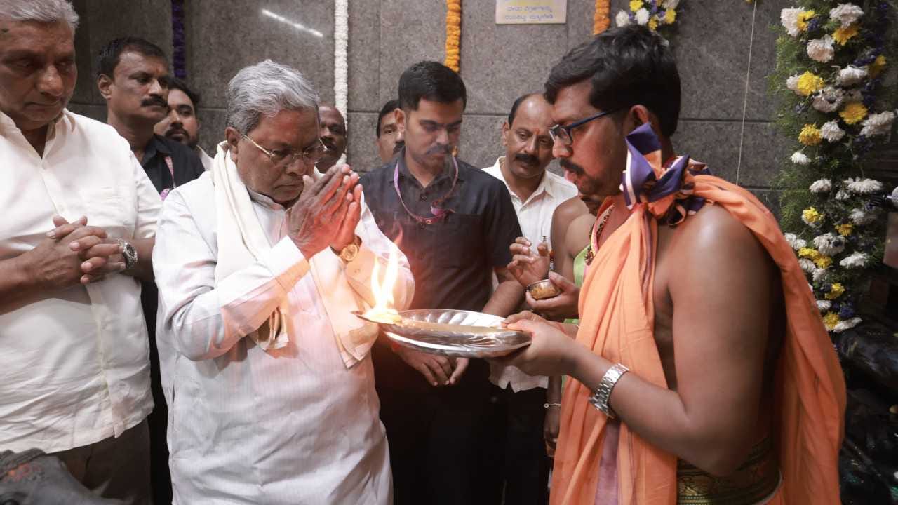 ಮಹಾಶಿವರಾತ್ರಿ ನಿಮಿತ್ತ ಸಿದ್ದರಾಮಯ್ಯ ಚಾಮರಾಜಪೇಟೆಯ ಮಹದೇಶ್ವರ ದೇವಾಲಯಕ್ಕೆ ಭೇಟಿ ನೀಡಿ ವಿಶೇಷ ಪೂಜೆ ಸಲ್ಲಿಸಿದರು. ಸಚಿವ ಕೆ.ವೆಂಕಟೇಶ್ ಉಪಸ್ಥಿತರಿದ್ದರು. ಭಕ್ತರೊಂದಿಗೆ ದೇವರ ದರ್ಶನ ಪಡೆದು ರಾಜ್ಯದ ಸುಖಶಾಂತಿಗಾಗಿ ಪ್ರಾರ್ಥನೆ ಸಲ್ಲಿಸಿದರು.