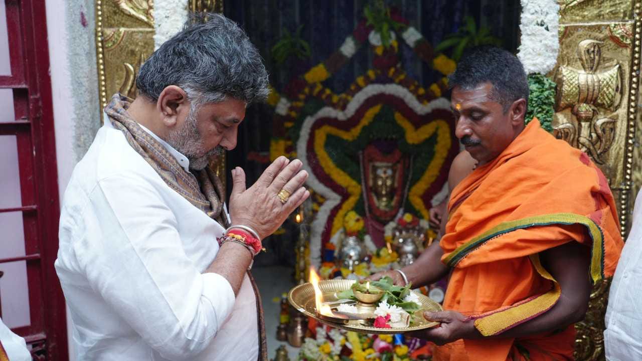 ಉಪಮುಖ್ಯಮಂತ್ರಿ ಡಿ.ಕೆ.ಶಿವಕುಮಾರ್ ಕನಕಪುರ ತಾಲೂಕಿನ ಮಡಿವಾಳ ಗ್ರಾಮದ ಶಿವನಾಂಕೇಶ್ವರ ದೇವಾಲಯಕ್ಕೆ ತೆರಳಿ ಪೂಜೆ ಸಲ್ಲಿಸಿದರು. ಭೇಟಿ ವೇಳೆ ಅಭಿಮಾನಿಗಳು “ಮುಂದಿನ ಸಿಎಂ” ಎಂಬ ಘೋಷಣೆಗಳನ್ನು ಕೂಗಿ ಸಂಭ್ರಮಿಸಿದರು. ಶಿವರಾತ್ರಿ ಅಂಗವಾಗಿ ದೇವಾಲಯದಲ್ಲಿ ವಿಶೇಷ ಅಲಂಕಾರ ಮಾಡಲಾಗಿತ್ತು.