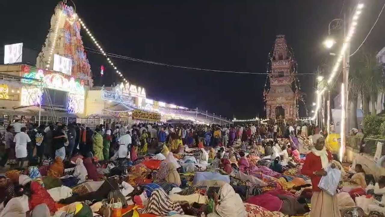 ಚಾಮರಾಜನಗರ ಜಿಲ್ಲೆಯ ಮಲೆ ಮಹದೇಶ್ವರ ಬೆಟ್ಟದಲ್ಲಿ ಮಹಾಶಿವರಾತ್ರಿ ಅಂಗವಾಗಿ ಲಕ್ಷಾಂತರ ಭಕ್ತರು ಸೇರಿ ಜಾಗರಣೆ ನೆರವೇರಿಸಿದರು. ರಾತ್ರಿ ಮಲೆಮಾದಪ್ಪನಿಗೆ ಎಣ್ಣೆ ಮಜ್ಜನ ಸೇವೆ ಸಲ್ಲಿಸಲಾಯಿತು. ಭಜನೆ, ಓಂ ನಮ ಶಿವಾಯ ಮಂತ್ರಪಠಣದೊಂದಿಗೆ ಶಿವನಾಮಸ್ಮರಣೆಯಲ್ಲಿ  ಭಕ್ತಿಭಾವದ ವಾತಾವರಣದಲ್ಲಿ ಭಕ್ತರು ಮಿಂದೆದ್ದರು.
