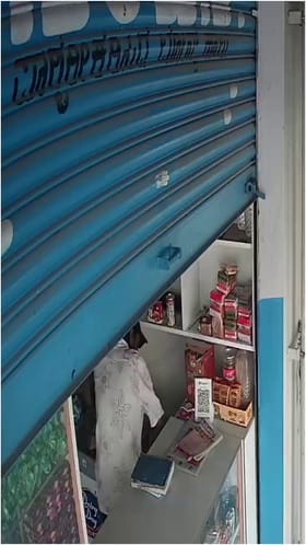 ಹಾಡಹಗಲೇ ನಂದಿನಿ ಶಾಪ್​​ಗೆ ಕನ್ನ: ಕಳ್ಳನ ಕರಾಮತ್ತು ಸಿಸಿಟಿವಿಲಿ ಸೆರೆ