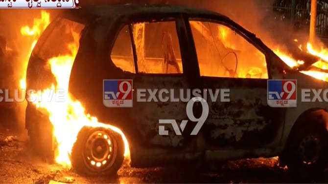 ಮೆಜೆಸ್ಟಿಕ್ ರೈಲ್ವೆ ಪಾರ್ಕಿಂಗ್ ಲಾಟ್‌ನಲ್ಲಿ ಕಾರಿಗೆ ಬೆಂಕಿ