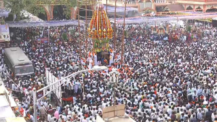 ಹುಬ್ಬಳ್ಳಿಯ ಸಿದ್ದಾರೂಢರ ಮಹಾರಥೋತ್ಸವದಲ್ಲಿ ಭಕ್ತ ಸಾಗರ: ಎತ್ತ ನೋಡಿದ್ರೂ ಜನವೋ ಜನ ಹುಬ್ಬಳ್ಳಿಯ ಸಿದ್ದಾರೂಢರ ಮಹಾರಥೋತ್ಸವದಲ್ಲಿ ಭಕ್ತ ಸಾಗರ: ಎತ್ತ ನೋಡಿದ್ರೂ ಜನವೋ ಜನ