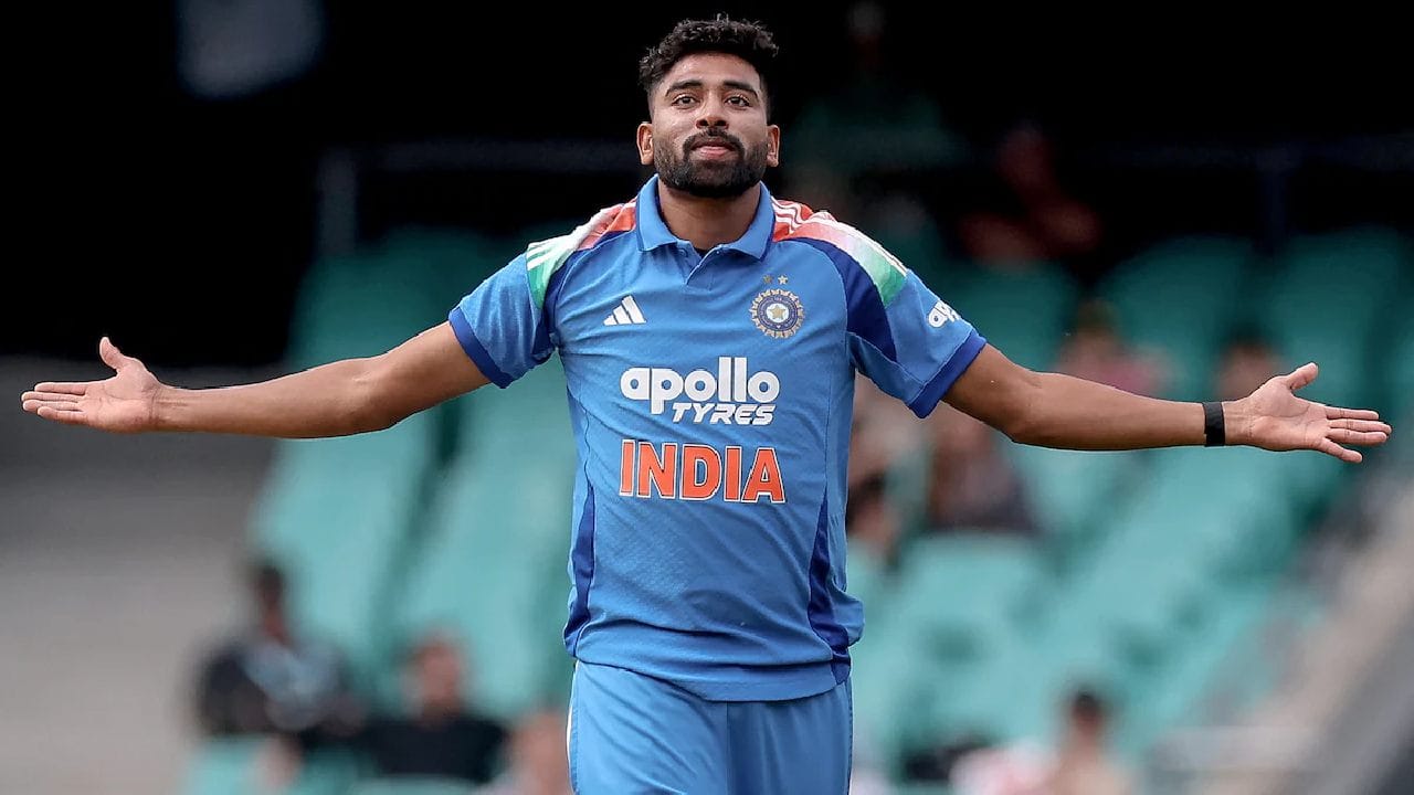 ಭಾರತ ತಂಡದ ಅನುಭವಿ ವೇಗದ ಬೌಲರ್ ಮೊಹಮ್ಮದ್ ಸಿರಾಜ್ ಇಂದು (ಫೆ.7) ಮುಂಬೈನಲ್ಲಿ ಭಾರತ ತಂಡವನ್ನು ಕೂಡಿಕೊಳ್ಳಲಿದ್ದಾರೆ. ಇದಾಗ್ಯೂ ಅವರು ಇಂದಿನ ಪಂದ್ಯದಲ್ಲಿ ಕಣಕ್ಕಿಳಿಯಲಿದ್ದಾರಾ ಎಂಬುದರ ಬಗ್ಗೆ ಯಾವುದೇ ಖಚಿತತೆ ಇಲ್ಲ.