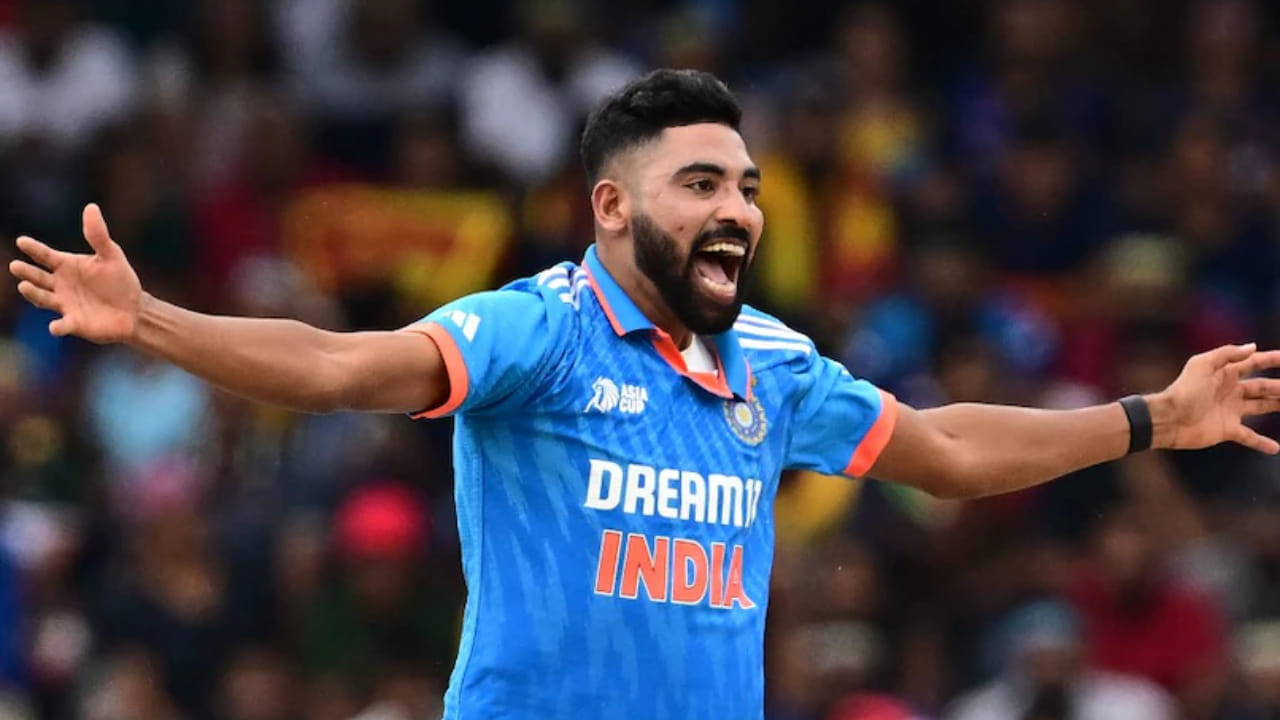 ವರದಿಯ ಪ್ರಕಾರ ಮೊಹಮ್ಮದ್ ಸಿರಾಜ್ ಬಹಳ ಸಮಯದ ಬಳಿಕ ಭಾರತ ಟಿ20 ತಂಡದಲ್ಲಿ ಸ್ಥಾನ ಪಡೆದಿದ್ದಾರೆ. ಒಂದೂವರೆ ವರ್ಷಕ್ಕೂ ಹೆಚ್ಚು ಕಾಲ ಟಿ20 ತಂಡದಿಂದ ಹೊರಗುಳಿದಿದ್ದ ಸಿರಾಜ್, ಜುಲೈ 2024 ರಲ್ಲಿ ಶ್ರೀಲಂಕಾ ಪ್ರವಾಸದಲ್ಲಿ ಕೊನೆಯ ಬಾರಿಗೆ ಈ ಸ್ವರೂಪದಲ್ಲಿ ಭಾರತ ಪರ ಆಡಿದ್ದರು. ಒಟ್ಟಾರೆಯಾಗಿ, ಸಿರಾಜ್ ಭಾರತ ಪರ 16 ಟಿ20 ಪಂದ್ಯಗಳನ್ನು ಆಡಿದ್ದು, 14 ವಿಕೆಟ್‌ಗಳನ್ನು ಪಡೆದಿದ್ದಾರೆ. 
