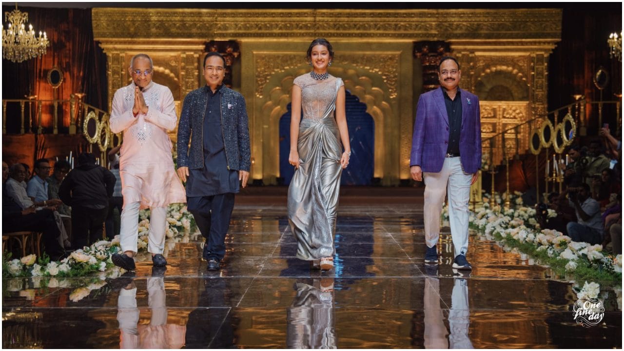 ಈಗ ಮಹೇಶ್ ಬಬು ಮಗಳ ಹೊಸ ಫೋಟೋಗಳು ವೈರಲ್ ಆಗಿವೆ. ಅವರು ಇತ್ತೀಚೆಗೆ ಜ್ಯುವೆಲರಿ ಕಂಪನಿಯ ಈವೆಂಟ್​​ನಲ್ಲಿ ಭಾಗಿ ಆಗಿದ್ದರು. ಈ ವೇಳೆ ವೇದಿಕೆ ಮೇಲೆ ಸಿತಾರಾ ರ‍್ಯಾಂಪ್ ವಾಕ್ ಮಾಡಿ ಗಮನ ಸೆಳೆದಿದ್ದಾರೆ. 