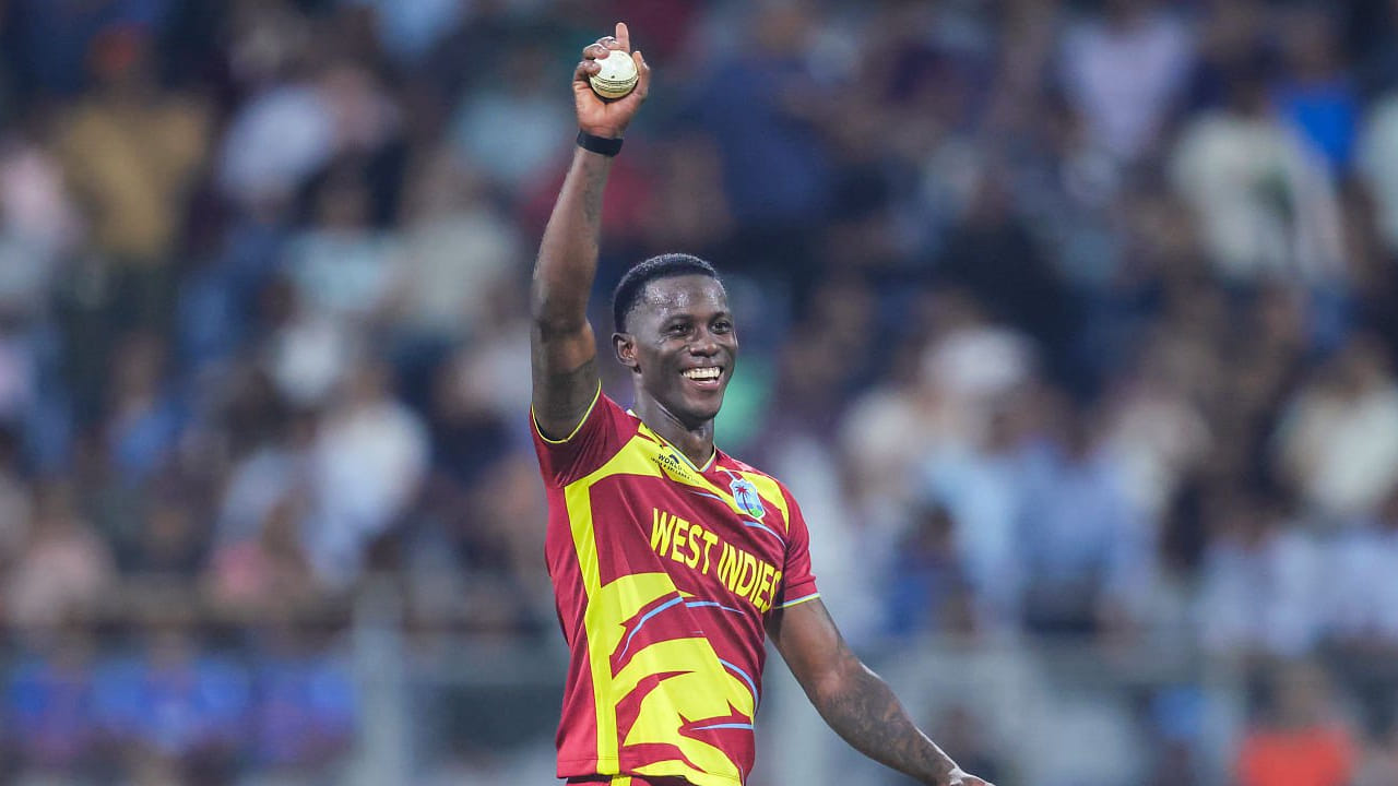 ವಿಶೇಷ ಎಂದರೆ ಇದೇ ಪಂದ್ಯದಲ್ಲಿ ಶಮರ್ ಜೋಸೆಫ್ 4 ಕ್ಯಾಚ್​ಗಳನ್ನು ಸಹ ಹಿಡಿದಿದ್ದರು. ಈ ಮೂಲಕ ಟಿ20 ಕ್ರಿಕೆಟ್​ ಇತಿಹಾಸದಲ್ಲೇ ಒಂದೇ ಮ್ಯಾಚ್​ನಲ್ಲಿ 4 ವಿಕೆಟ್ ಪಡೆದು, 4 ಕ್ಯಾಚ್ ಹಿಡಿದ ವಿಶ್ವದ ಮೊದಲ ಆಟಗಾರ ಎಂಬ ವಿಶ್ವ ದಾಖಲೆಯನ್ನು ತಮ್ಮದಾಗಿಸಿಕೊಂಡರು.