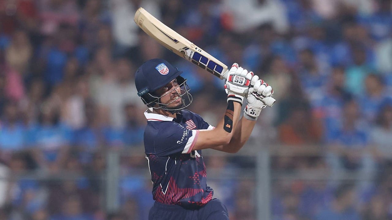 ಸಂಜಯ್ ಕೃಷ್ಣಮೂರ್ತಿ ಅವರ ತಂದೆ ಕರ್ನಾಟಕ ಮೂಲದವರು. ಸಂಜಯ್ ಅಮೆರಿಕದಲ್ಲಿ ಜನಿಸಿದ್ದರೂ, ತಮ್ಮ ಬಾಲ್ಯದ ಹೆಚ್ಚಿನ ಸಮಯವನ್ನು ಬೆಂಗಳೂರಿನಲ್ಲಿ ಕಳೆದಿದ್ದಾರೆ. ಇಲ್ಲಿಯೇ ತಮ್ಮ ಶಾಲಾ ಶಿಕ್ಷಣವನ್ನು ಮುಗಿಸಿ, ಕ್ರಿಕೆಟ್ ತರಬೇತಿಯನ್ನೂ ಪಡೆದಿದ್ದಾರೆ.