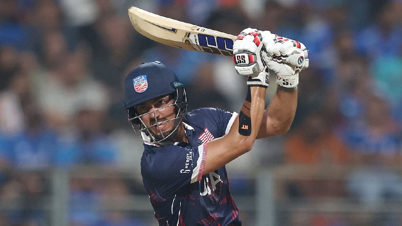 ಈ ಪಂದ್ಯದಲ್ಲಿ 5ನೇ ಕ್ರಮಾಂಕದಲ್ಲಿ ಬ್ಯಾಟ್ ಬೀಸಿದ ಸಂಜಯ್ ಕೃಷ್ಣಮೂರ್ತಿ 31 ಎಸೆತಗಳಲ್ಲಿ 2 ಭರ್ಜರಿ ಸಿಕ್ಸರ್ 1 ಫೋರ್​ನೊಂದಿಗೆ 37 ರನ್ ಬಾರಿಸಿದ್ದರು. ಈ ಮೂಲಕ ಮೊದಲ ಪಂದ್ಯದಲ್ಲೇ ಸಂಜಯ್ ಅತ್ಯುತ್ತಮ ಹೊಡೆತಗಳ ಮೂಲಕ ಗಮನ ಸೆಳೆದಿದ್ದಾರೆ.