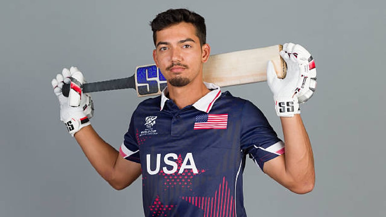 ಎಡಗೈ ಸ್ಪಿನ್ ಬೌಲರ್ ಹಾಗೂ ಬಲಗೈ ಬ್ಯಾಟರ್ ಆಗಿರುವ ಸಂಜಯ್ ಕೃಷ್ಣಮೂರ್ತಿ ಕರ್ನಾಟಕದ ಅಂಡರ್-16 ತಂಡದ ಪರ ಆಡಿದ್ದರು. ಅದರಲ್ಲೂ ಪ್ರಸ್ತುತ ಕರ್ನಾಟಕ ತಂಡದ ಆಟಗಾರ ಸ್ಮರಣ್ ರವಿಚಂದ್ರನ್ ಹಾಗೂ ಸಂಜಯ್ ಕೃಷ್ಣಮೂರ್ತಿ ಜೊತೆಯಾಗಿ ಆಡಿ ಬೆಳೆದವರು. ಇದಾದ ಬಳಿಕ ಅಮೆರಿಕಾಗೆ ಮರಳಿದ್ದ ಸಂಜಯ್ ಇದೀಗ ಟೀಮ್ ಇಂಡಿಯಾ ವಿರುದ್ಧ ಕಣಕ್ಕಿಳಿಯುವ ಮೂಲಕ ಎಲ್ಲರ ಗಮನ ಸೆಳೆದಿದ್ದಾರೆ.