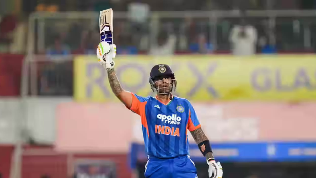 ನ್ಯೂಝಿಲೆಂಡ್ ವಿರುದ್ಧದ ಐದನೇ ಟಿ20 ಪಂದ್ಯದ ಮೂಲಕ ಟೀಮ್ ಇಂಡಿಯಾ ನಾಯಕ ಸೂರ್ಯಕುಮಾರ್ ಯಾದವ್ (Suryakumar Yadav) ಹೊಸ ಇತಿಹಾಸ ನಿರ್ಮಿಸಿದ್ದಾರೆ. ತಿರುವನಂತಪುರದ ಗ್ರೀನ್​ಫೀಲ್ಡ್​ ಮೈದಾನದಲ್ಲಿ ನಡೆದ ಈ ಪಂದ್ಯದಲ್ಲಿ ಮೊದಲು ಬ್ಯಾಟ್ ಮಾಡಿದ ಟೀಮ್ ಇಂಡಿಯಾ ಪರ ಸೂರ್ಯಕುಮಾರ್ 4ನೇ ಕ್ರಮಾಂಕದಲ್ಲಿ ಕಣಕ್ಕಿಳಿದಿದ್ದರು.