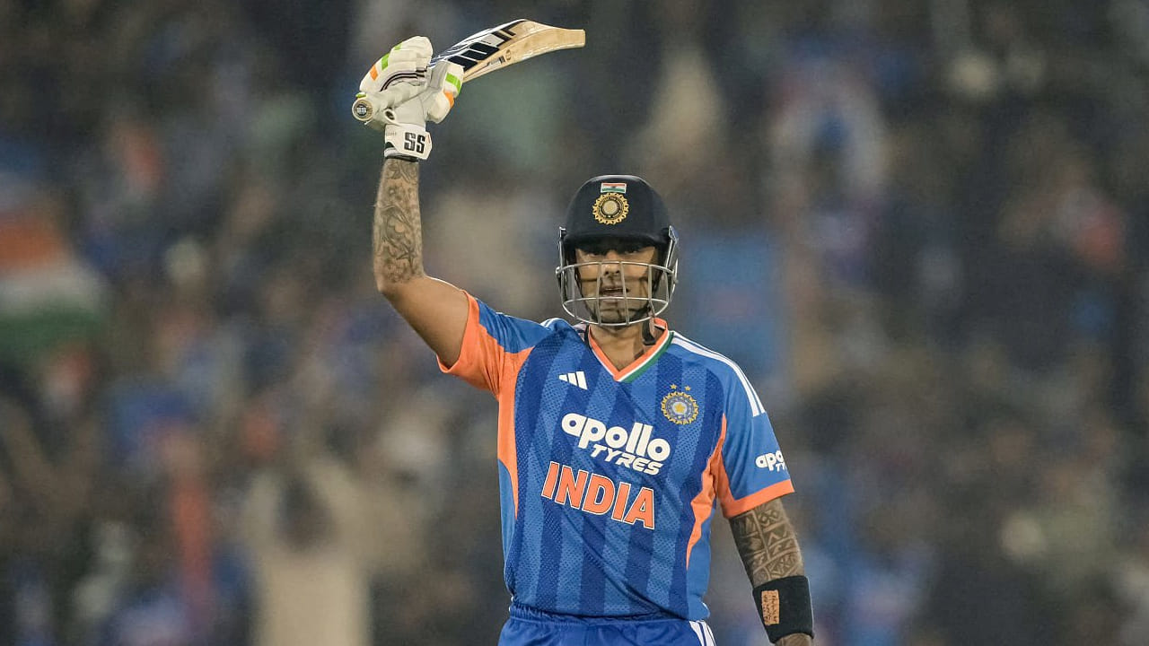 ಈ 63 ರನ್​ಗಳೊಂದಿಗೆ ಸೂರ್ಯಕುಮಾರ್ ಯಾದವ್ ಟಿ20 ಅಂತಾರಾಷ್ಟ್ರೀಯ ಕ್ರಿಕೆಟ್​ನಲ್ಲಿ 3000 ರನ್ ಪೂರೈಸಿದ್ದಾರೆ. ಈ ಮೂಲಕ ಅತೀ ಕಡಿಮೆ ಎಸೆತಗಳಲ್ಲಿ 3 ಸಾವಿರ ರನ್ ಕಲೆಹಾಕಿದ ವಿಶ್ವ ದಾಖಲೆಯನ್ನು ತಮ್ಮದಾಗಿಸಿಕೊಂಡಿದ್ದಾರೆ. ಇದಕ್ಕೂ ಮುನ್ನ ಈ ದಾಖಲೆ ಮುಹಮ್ಮದ್ ವಸೀಮ್ ಹೆಸರಿನಲ್ಲಿತ್ತು.