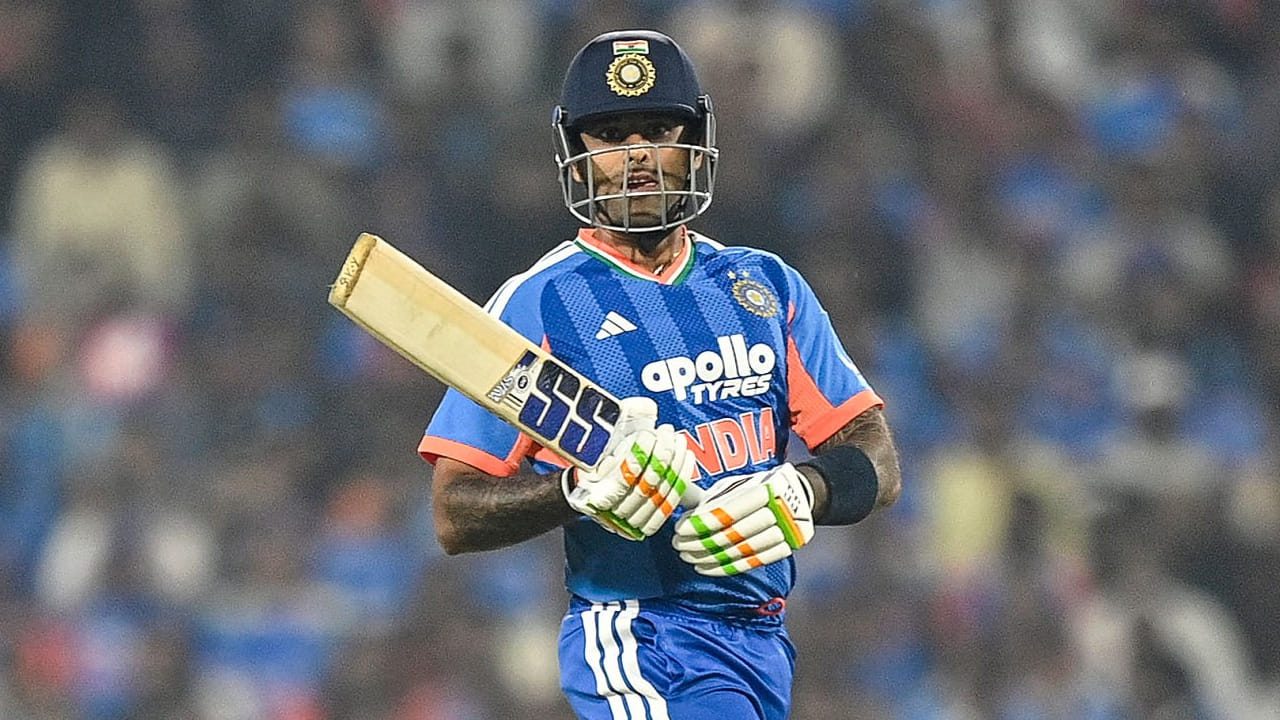 ಅಭಿಷೇಕ್ ಶರ್ಮಾ ಔಟಾದ ಬಳಿಕ ಕ್ರೀಸ್​ಗೆ ಆಗಮಿಸಿದ ಸೂರ್ಯಕುಮಾರ್ ಯಾದವ್ ಬಿರುಸಿನ ಬ್ಯಾಟಿಂಗ್​ನೊಂದಿಗೆ ಗಮನ ಸೆಳೆದರು. ಈ ಬಿರುಸಿನ ಬ್ಯಾಟಿಂಗ್​ನೊಂದಿಗೆ ಕೇವಲ 30 ಎಸೆತಗಳಲ್ಲಿ 6 ಭರ್ಜರಿ ಸಿಕ್ಸ್ ಹಾಗೂ 4 ಫೋರ್​ಗಳೊಂದಿಗೆ 63 ರನ್​ ಬಾರಿಸಿದ್ದರು.