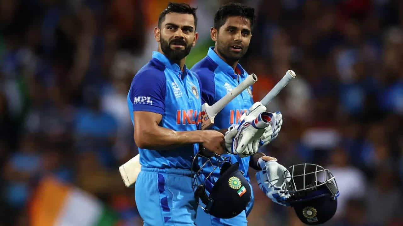 ಟೀಮ್ ಇಂಡಿಯಾ ನಾಯಕ ಸೂರ್ಯಕುಮಾರ್ ಯಾದವ್ (Suryakumar Yadav) ಟಿ20 ಕ್ರಿಕೆಟ್ನಲ್ಲಿ ಹೊಸ ದಾಖಲೆ ಬರೆದಿದ್ದಾರೆ. ಅದು ಕೂಡ ದಾಖಲೆಗಳ ಸರದಾರ ವಿರಾಟ್ ಕೊಹ್ಲಿಯ (virat kohli) ಭರ್ಜರಿ ದಾಖಲೆಯನ್ನು ಮುರಿಯುವ ಮೂಲಕ. ಮುಂಬೈನ ವಾಂಖೆಡೆ ಸ್ಟೇಡಿಯಂನಲ್ಲಿ ನಡೆದ ಟಿ20 ವಿಶ್ವಕಪ್ನ ಮೂರನೇ ಪಂದ್ಯದಲ್ಲಿ ಭಾರತ ಮತ್ತು ಯುಎಸ್ಎ ತಂಡಗಳು ಮುಖಾಮುಖಿಯಾಗಿದ್ದವು.
