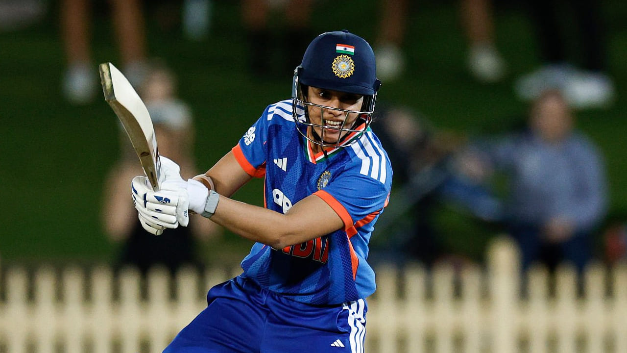 ಅಡಿಲೇಡ್​ನ ಓವಲ್​ ಮೈದಾನದಲ್ಲಿ ನಡೆದ ಆಸ್ಟ್ರೇಲಿಯಾ ವಿರುದ್ಧದ ಮೂರನೇ ಟಿ20 ಪಂದ್ಯದಲ್ಲಿ ಟೀಮ್ ಇಂಡಿಯಾ ಪರ ಆರಂಭಿಕಳಾಗಿ ಕಣಕ್ಕಿಳಿದ ಸ್ಮೃತಿ ಮಂಧಾನ 55 ಎಸೆತಗಳಲ್ಲಿ 3 ಭರ್ಜರಿ ಸಿಕ್ಸ್ ಹಾಗೂ 8 ಫೋರ್​ಗಳೊಂದಿಗೆ 82 ರನ್ ಬಾರಿಸಿದ್ದರು.