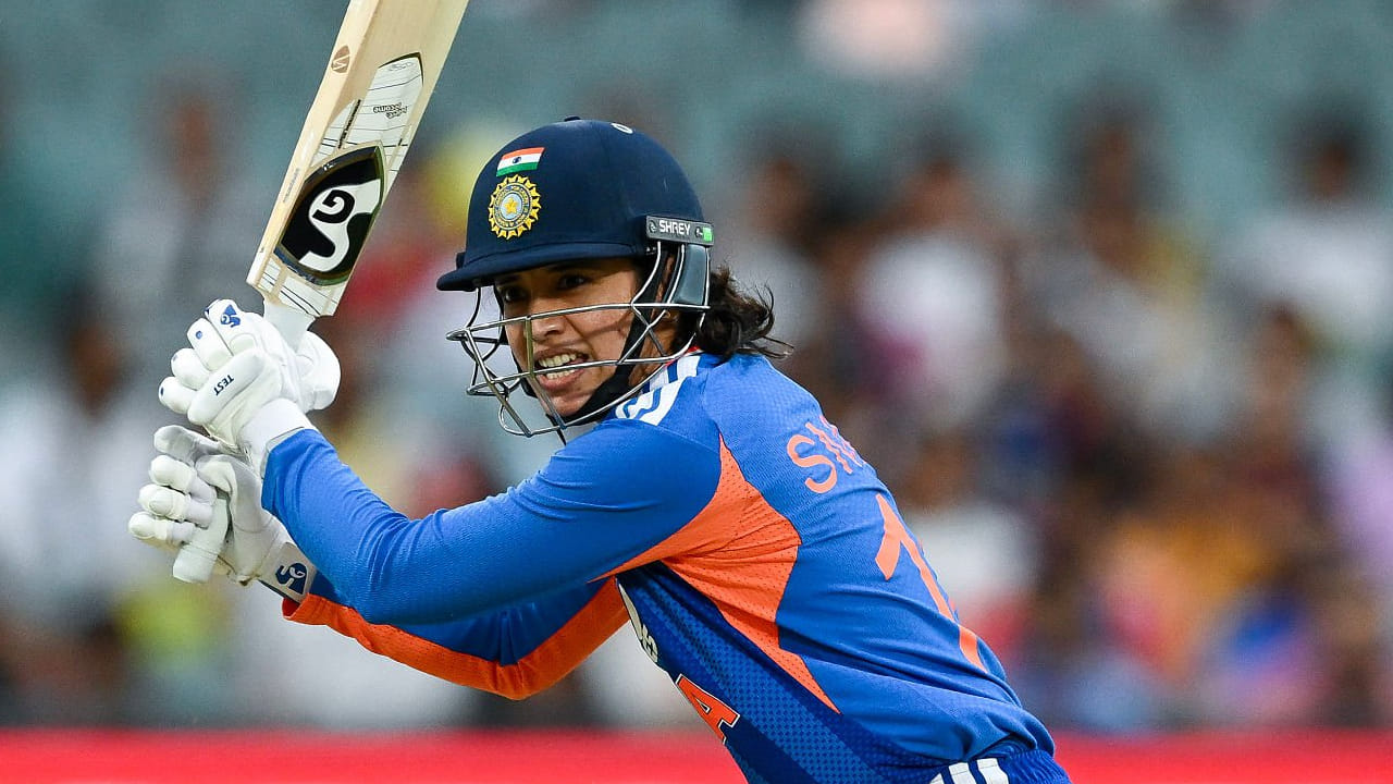 ಈ 82 ರನ್​ಗಳೊಂದಿಗೆ ಸ್ಮೃತಿ ಮಂಧಾನ ಟಿ20 ಅಂತಾರಾಷ್ಟ್ರೀಯ ಕ್ರಿಕೆಟ್​ನಲ್ಲಿ ತನ್ನ ರನ್​ಗಳ ಸಂಖ್ಯೆಯನ್ನು 4231 ಕ್ಕೇರಿಸಿದ್ದಾರೆ. ಈ ಮೂಲಕ ಟೀಮ್ ಇಂಡಿಯಾ ಪರ ಟಿ20 ಕ್ರಿಕೆಟ್​ನಲ್ಲಿ ಅತೀ ಹೆಚ್ಚು ರನ್​ಗಳಿಸಿದ ರೋಹಿತ್ ಶರ್ಮಾ (4231) ಅವರ ದಾಖಲೆಯನ್ನು ಸರಿಗಟ್ಟಿದ್ದಾರೆ.