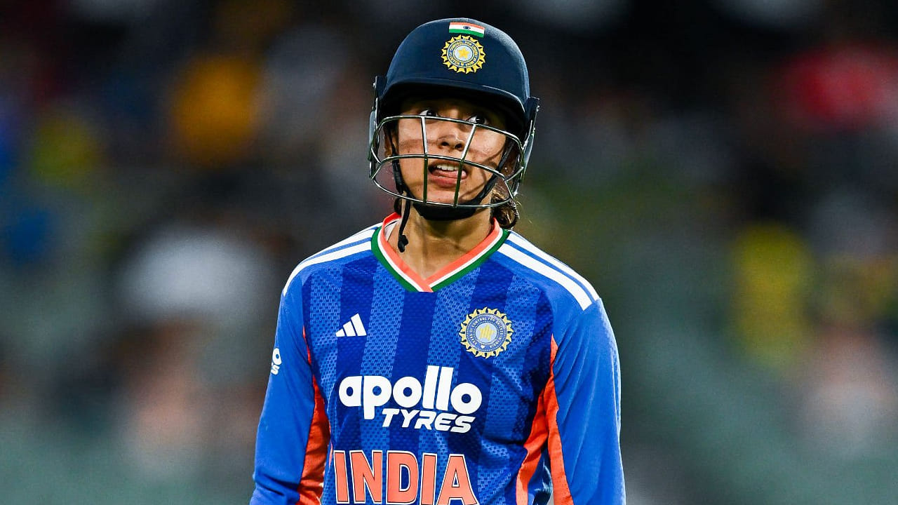 ಇದೀಗ 154 ಇನಿಂಗ್ಸ್​ಗಳ ಮೂಲಕ 4231 ರನ್​ಗಳಿಸಿರುವ ಸ್ಮೃತಿ ಮಂಧಾನ ಮುಂಬರುವ ದಿನಗಳಲ್ಲಿ 340 ಕ್ಕಿಂತ ಹೆಚ್ಚು ರನ್ ಕಲೆಹಾಕಿದರೆ ಬಾಬರ್ ಆಝಂ ಅವರನ್ನು ಹಿಂದಿಕ್ಕಬಹುದು. ಈ ಮೂಲಕ ಟಿ20 ಅಂತಾರಾಷ್ಟ್ರೀಯ ಕ್ರಿಕೆಟ್​ನಲ್ಲಿ ಹೊಸ ವಿಶ್ವ ದಾಖಲೆಯನ್ನು ಸಹ ಬರೆಯಬಹುದು.