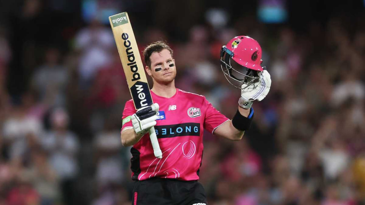 ಸ್ಟೀವ್ ಸ್ಮಿತ್ ಪ್ರಸ್ತುತ ಅತ್ಯುತ್ತಮ ಫಾರ್ಮ್‌ನಲ್ಲಿದ್ದಾರೆ. ಇತ್ತೀಚೆಗೆ ನಡೆದಿದ್ದ ಬಿಗ್ ಬ್ಯಾಷ್ ಲೀಗ್‌ನಲ್ಲಿ ಉತ್ತಮ ಪ್ರದರ್ಶನ ನೀಡಿದ್ದ ಸ್ಮಿತ್, ಸಿಡ್ನಿ ಸಿಕ್ಸರ್ಸ್‌ ತಂಡದ ಪರ ಆಡಿದ ಆರು ಇನ್ನಿಂಗ್ಸ್‌ಗಳಲ್ಲಿ 59 ಕ್ಕಿಂತ ಹೆಚ್ಚು ಸರಾಸರಿಯಲ್ಲಿ 299 ರನ್ ಕಲೆಹಾಕಿದ್ದರು. 167.97 ರ ಸ್ಟ್ರೈಕ್ ರೇಟ್​ನಲ್ಲಿ ಬ್ಯಾಟ್ ಬೀಸಿದ ಸ್ಮಿತ್ ಸಿಡ್ನಿ ಥಂಡರ್ ವಿರುದ್ಧ ಕೇವಲ 42 ಎಸೆತಗಳಲ್ಲಿ ಶತಕ ಬಾರಿಸುವುದರ ಜೊತೆಗೆ ಲೀಗ್​ನಲ್ಲಿ ಎರಡು ಅರ್ಧಶತಕಗಳನ್ನು ಬಾರಿಸಿದ್ದರು.