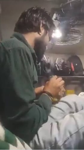 ರೈಲಿನಲ್ಲಿ ಪ್ರಯಾಣಿಕನ ಬಾಯಿಂದ ಸಿಗರೇಟ್ ಕಿತ್ತೆಸೆದಿದ್ದಕ್ಕೆ ವ್ಯಕ್ತಿ ಮಾಡಿದ್ದೇನು?