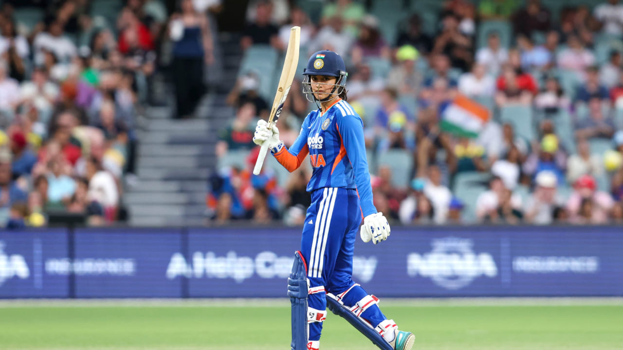 ಟಿ20 ಸರಣಿಯಲ್ಲಿ ದೊಡ್ಡ ಸ್ಕೋರ್ ಗಳಿಸಲು ವಿಫಲರಾಗಿದ್ದ ಮಂಧಾನ ಅಡಿಲೇಡ್‌ನಲ್ಲಿ ನಡೆದ ಮೂರನೇ ಪಂದ್ಯದಲ್ಲಿ ಅದ್ಭುತ ಅರ್ಧಶತಕ ಗಳಿಸುವ ಮೂಲಕ ತಮ್ಮ ಛಾಪು ಮೂಡಿಸಿದರು. ಈ ಪಂದ್ಯದಲ್ಲಿ ಸ್ಮೃತಿಗೆ ಶತಕ ಬಾರಿಸುವ ಅವಕಾಶವೂ ಸಿಕ್ಕಿತ್ತು. ಆದರೆ 82 ರನ್​ಗಳಿಗೆ ವಿಕೆಟ್ ಒಪ್ಪಿಸಿ ಶತಕ ವಂಚಿತರಾದರು. ಆದಾಗ್ಯೂ 82 ರನ್ ಬಾರಿಸುವ ಮೂಲಕ ವಿಶೇಷ ದಾಖಲೆಯನ್ನು ನಿರ್ಮಿಸಿದರು.