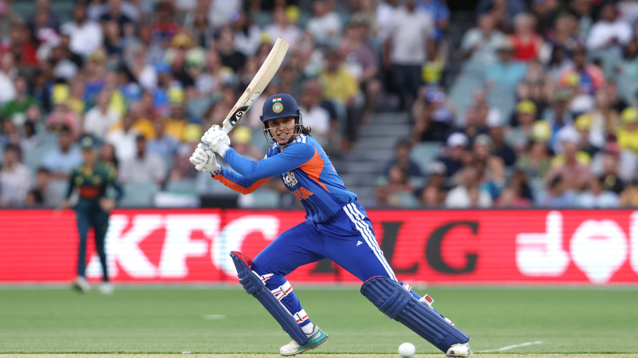 38 ಎಸೆತಗಳಲ್ಲಿ ಅರ್ಧಶತಕ ಪೂರೈಸಿದ ಬಳಿಕ ಬ್ಯಾಟಿಂಗ್ ಗೇರ್ ಬದಲಿಸಿದ ಮಂಧಾನ, ಮುಂದಿನ 15 ಎಸೆತಗಳಲ್ಲಿ 30 ರನ್‌ ಕಲೆಹಾಕಿದರು. 17 ನೇ ಓವರ್‌ನಲ್ಲಿ ಒಂದು ಸಿಕ್ಸರ್‌ನೊಂದಿಗೆ, ಮಂಧಾನ 80 ರನ್‌ಗಳ ಗಡಿ ದಾಟಿದರು. ಆದರೆ ಮುಂದಿನ ಎಸೆತದಲ್ಲಿ ಮತ್ತೊಂದು ಸಿಕ್ಸ್‌ಗೆ ಪ್ರಯತ್ನಿಸುವಾಗ ಬೌಂಡರಿ ಬಳಿ ಕ್ಯಾಚಿತ್ತು ನಿರ್ಗಮಿಸಿದರು.