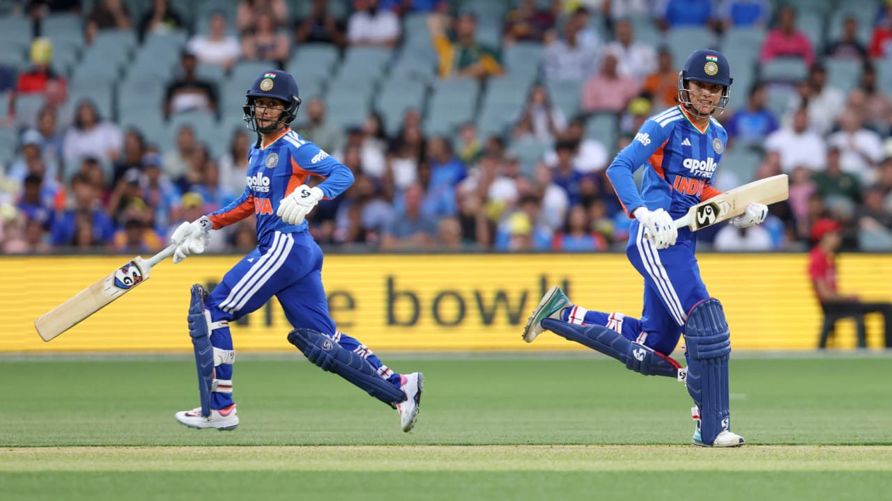 ಫೆಬ್ರವರಿ 21 ರ ಶನಿವಾರ ಅಡಿಲೇಡ್ ಓವಲ್‌ನಲ್ಲಿ ನಡೆದ ಸರಣಿಯ ಮೂರನೇ ಪಂದ್ಯದಲ್ಲಿ ಭಾರತ ಮತ್ತೆ ಮೊದಲು ಬ್ಯಾಟಿಂಗ್ ಮಾಡಿತು. ಹಿಂದಿನ ಪಂದ್ಯದಲ್ಲಿ ಮಂಧಾನಾ ಕೇವಲ 31 ರನ್ ಗಳಿಸಿದ್ದರು, ಆದರೆ ಈ ಬಾರಿ ಅಮೋಘ ಪ್ರದರ್ಶನ ನೀಡಿದ ಮಂಧಾನ ತಮ್ಮ 35ನೇ ಟಿ20 ಅರ್ಧಶತಕವನ್ನೂ ಪೂರ್ಣಗೊಳಿಸಿದರು. ಮಾತ್ರವಲ್ಲದೆ ಮಂಧಾನ, ಜೆಮಿಮಾ ರೊಡ್ರಿಗಸ್ ಜೊತೆಗೂಡಿ ಉತ್ತಮಜೊತೆಯಾಟವನ್ನು ಕಟ್ಟಿದರು.
