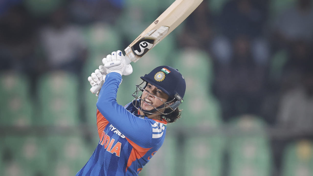 ಹೀಗಾಗಿ ಮಂಧಾನಾ ಆಸ್ಟ್ರೇಲಿಯಾ ನೆಲದಲ್ಲಿ ತಮ್ಮ ಮೊದಲ ಟಿ20 ಶತಕವನ್ನು ತಪ್ಪಿಸಿಕೊಂಡರು. 55 ಎಸೆತಗಳಲ್ಲಿ 82 ರನ್ ಬಾರಿಸಿದ ಸ್ಮೃತಿ ಅವರ ಇನ್ನಿಂಗ್ಸ್ ಎಂಟು ಬೌಂಡರಿಗಳು ಮತ್ತು ಮೂರು ಸಿಕ್ಸರ್‌ಗಳನ್ನು ಒಳಗೊಂಡಿತ್ತು. ಹಾಗೆಯೇ ಮಂಧಾನ, ರೋಡ್ರಿಗಸ್ ಜೊತೆಗೆ ಎರಡನೇ ವಿಕೆಟ್‌ಗೆ 121 ರನ್‌ಗಳ ಪಾಲುದಾರಿಕೆಯನ್ನು ಹಂಚಿಕೊಂಡರು. 