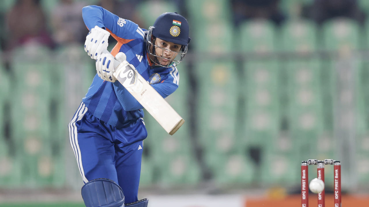 ಇದಲ್ಲದೆ, ಆಸ್ಟ್ರೇಲಿಯಾದಲ್ಲಿ ಅಂತರರಾಷ್ಟ್ರೀಯ ಟಿ20ಕ್ರಿಕೆಟ್​ನಲ್ಲಿ 500 ಕ್ಕೂ ಹೆಚ್ಚು ರನ್ ಗಳಿಸಿದ ಮೊದಲ ಭಾರತೀಯ ಬ್ಯಾಟರ್ ಎಂಬ ಹೆಗ್ಗಳಿಕೆಗೂ ಪಾತ್ರರಾದರು. ಕಾಂಗರೂಗಳ ನಾಡಲ್ಲಿ 18 ಇನ್ನಿಂಗ್ಸ್‌ಗಳನ್ನಾಡಿರುವ ಮಂಧಾನ ನಾಲ್ಕು ಅರ್ಧಶತಕಗಳು ಸೇರಿದಂತೆ 529 ರನ್ ಕಲೆಹಾಕಿದ್ದಾರೆ.
