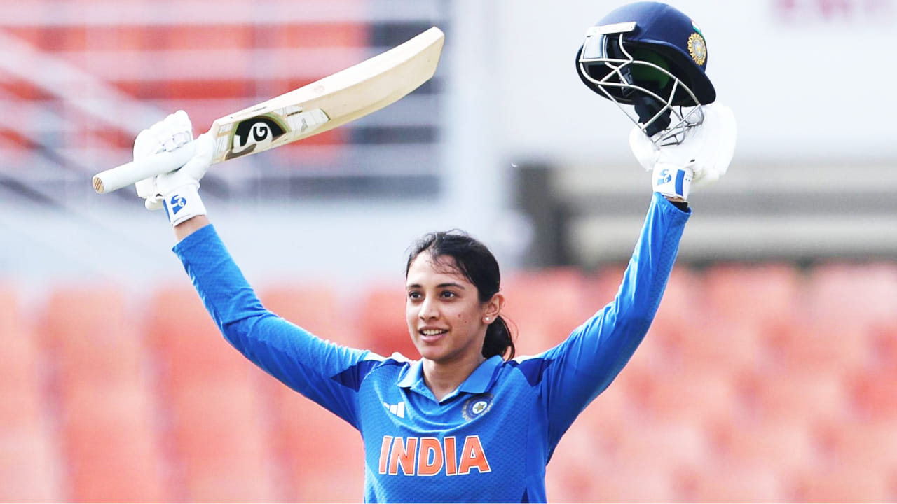 ಟೀಮ್ ಇಂಡಿಯಾದ ಆರಂಭಿಕ ಆಟಗಾರ್ತಿ ಸ್ಮೃತಿ ಮಂಧಾನ (Smriti Mandhana) ಆಸ್ಟ್ರೇಲಿಯಾ ವಿರುದ್ಧದ ಮೊದಲ ಏಕದಿನ ಪಂದ್ಯದಲ್ಲಿ ಭರ್ಜರಿ ಅರ್ಧಶತಕ ಬಾರಿಸಿದ್ದಾರೆ. ಈ ಅರ್ಧಶತಕದೊಂದಿಗೆ ಸ್ಮೃತಿ ಆಸ್ಟ್ರೇಲಿಯಾ ವಿರುದ್ಧ ವಿಶೇಷ ದಾಖಲೆ ನಿರ್ಮಿಸಿದ್ದಾರೆ.