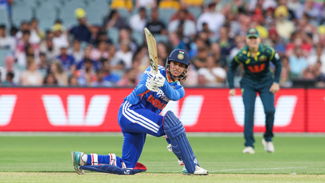 2026 ರ ಐಸಿಸಿ ಮಹಿಳಾ ಟಿ20 ವಿಶ್ವಕಪ್‌ಗೆ ತಯಾರಿ ನಡೆಸುತ್ತಿರುವ ಟೀಂ ಇಂಡಿಯಾ, ಬಲಿಷ್ಠ ಆಸ್ಟ್ರೇಲಿಯಾ ವಿರುದ್ಧ ಮೂರು ಪಂದ್ಯಗಳ ಟಿ20 ಸರಣಿಯನ್ನು ಆಡುತ್ತಿದೆ. ಸರಣಿಯಲ್ಲಿ ಈಗಾಗಲೇ 2 ಪಂದ್ಯಗಳು ನಡೆದಿದ್ದು ಉಭಯ ತಂಡಗಳು ತಲಾ ಒಂದೊಂದು ಪಂದ್ಯವನ್ನು ಗೆದ್ದಿವೆ. ಇದೀಗ ಸರಣಿ ನಿರ್ಧಾರಕ ಪಂದ್ಯದಲ್ಲಿ ಮೊದಲು ಬ್ಯಾಟಿಂಗ್‌ ಮಾಡಿದ ಟೀಂ ಇಂಡಿಯಾ ಪರ ಸ್ಟಾರ್ ಓಪನರ್ ಸ್ಮೃತಿ ಮಂಧಾನ ಅಬ್ಬರದ ಇನ್ನಿಂಗ್ಸ್ ಆಡಿ ದಾಖಲೆ ಬರೆದಿದ್ದಾರೆ.