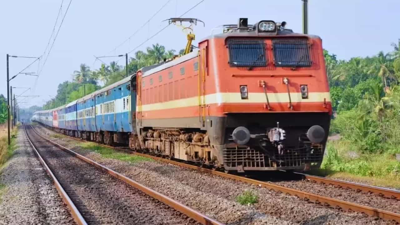ಪ್ರಯಾಣಿಕರೇ ಗಮನಿಸಿ: ಫೆಬ್ರವರಿ 16ರಂದು ಕೆಲ ರೈಲುಗಳ ಸಂಚಾರದಲ್ಲಿ ಬದಲಾವಣೆ; ಇಲ್ಲಿದೆ ಮಾಹಿತಿ ಪ್ರಯಾಣಿಕರೇ ಗಮನಿಸಿ: ಫೆಬ್ರವರಿ 16ರಂದು ಕೆಲ ರೈಲುಗಳ ಸಂಚಾರದಲ್ಲಿ ಬದಲಾವಣೆ; ಇಲ್ಲಿದೆ ಮಾಹಿತಿ