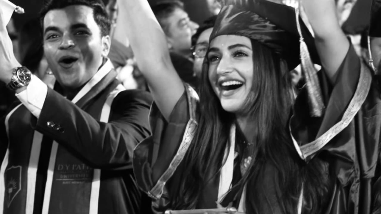 ಶ್ರೀಲೀಲಾ ಕೇವಲ ನಟಿ ಮಾತ್ರವಲ್ಲ ಅವರು ಇನ್ನು ಮುಂದೆ ವೈದ್ಯೆ ಸಹ. ಓದುತ್ತಲೇ ಸಿನಿಮಾ ರಂಗದಲ್ಲಿಯೂ ತೊಡಗಿಸಿಕೊಂಡಿದ್ದ ಶ್ರೀಲೀಲಾ ಎಂಬಿಬಿಎಸ್ ಮುಗಿಸಿದ್ದಾರೆ.